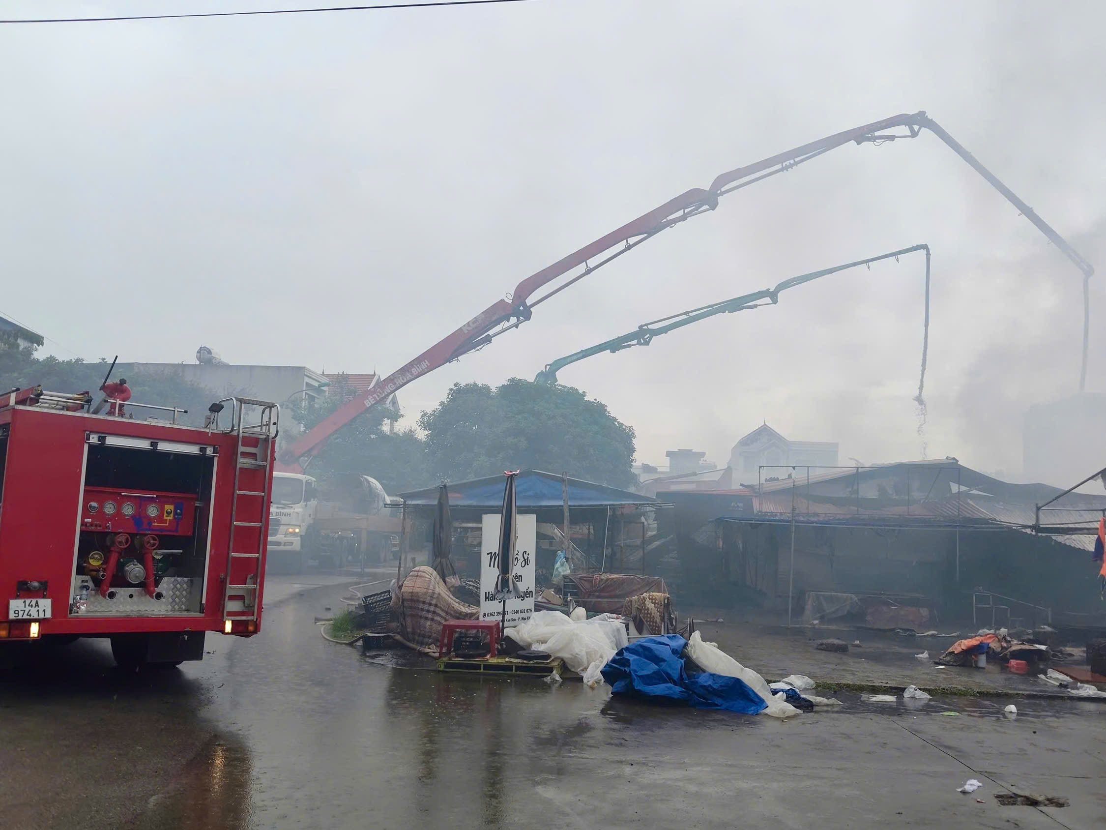 Cháy lớn chợ Kim Sơn ở Quảng Ninh, hơn 100 người tham gia dập lửa- Ảnh 3.