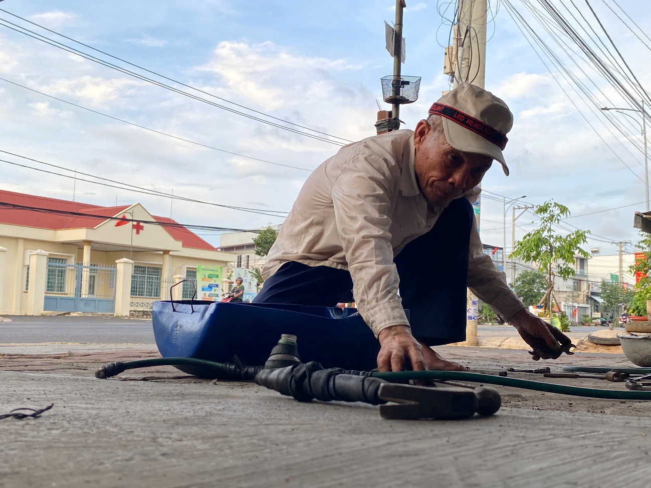 Ông lão sửa xe 75 tuổi và góc nhỏ tử tế giữa lòng thành phố- Ảnh 2.