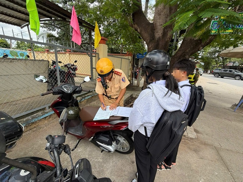 Học sinh ở TP.HCM đi xe máy: Quay xe, chạy vào hẻm né chốt CSGT- Ảnh 5.