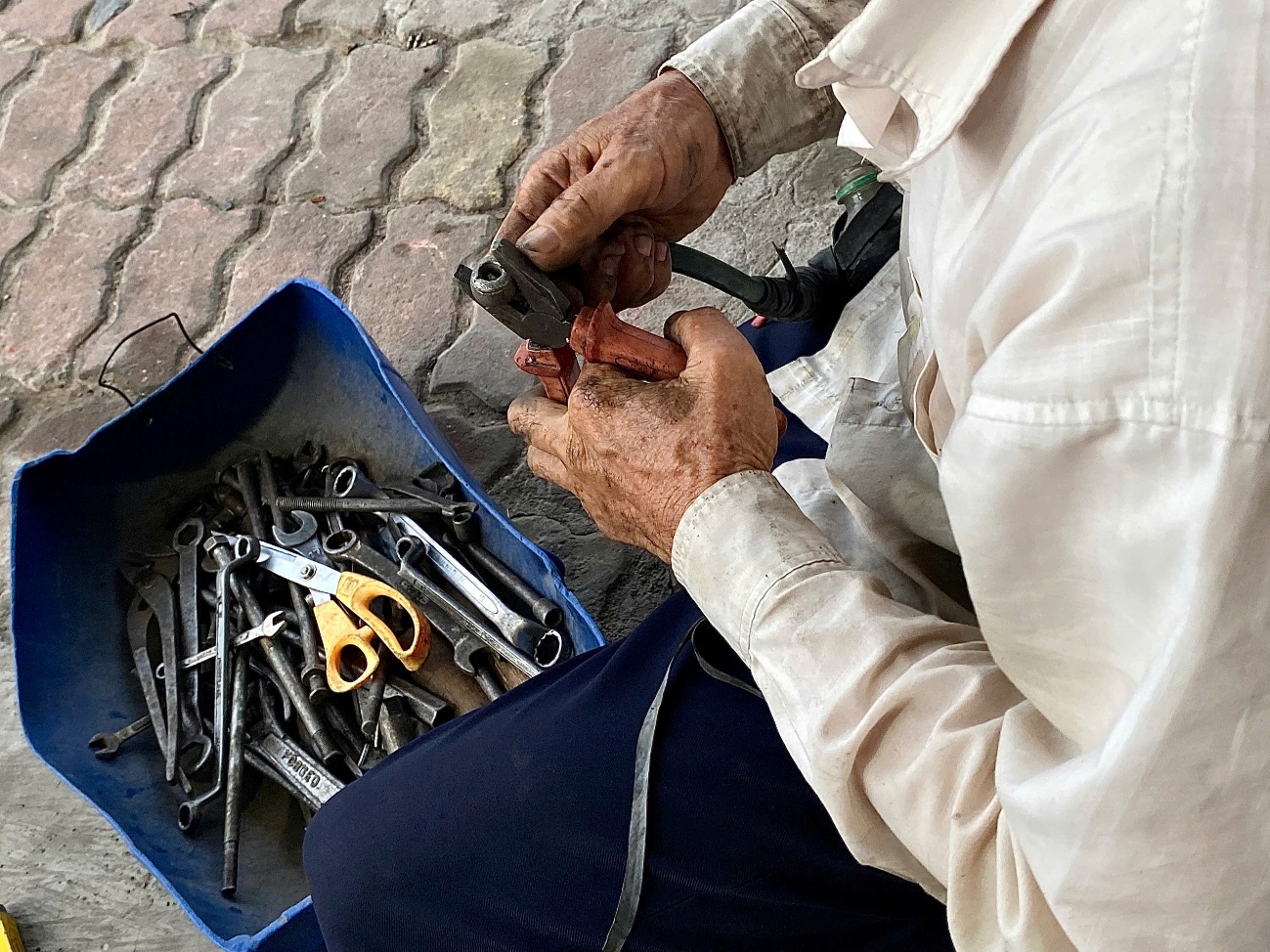 Ông lão sửa xe 75 tuổi và góc nhỏ tử tế giữa lòng thành phố- Ảnh 3.