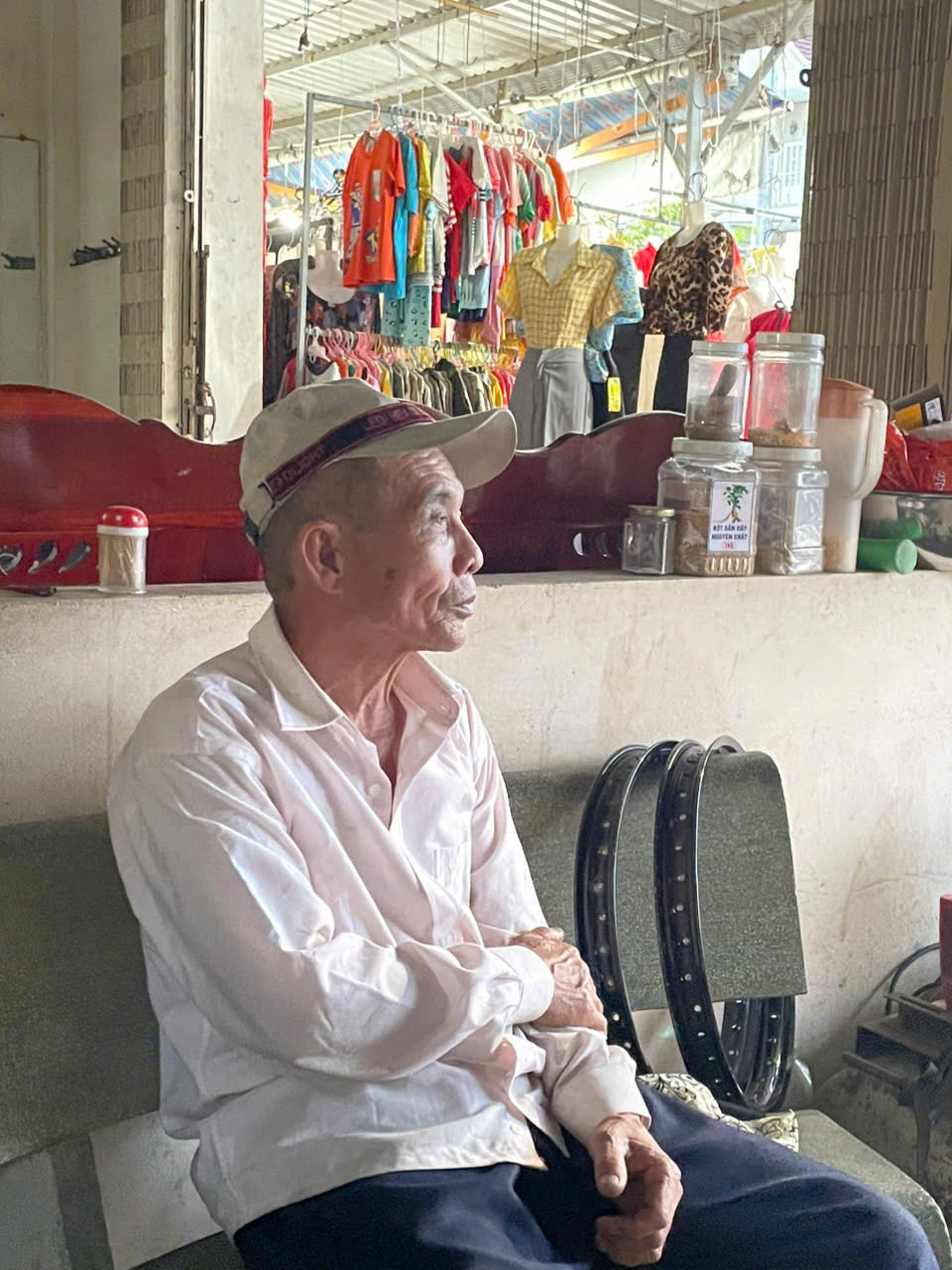 Ông lão sửa xe 75 tuổi và góc nhỏ tử tế giữa lòng thành phố- Ảnh 7.