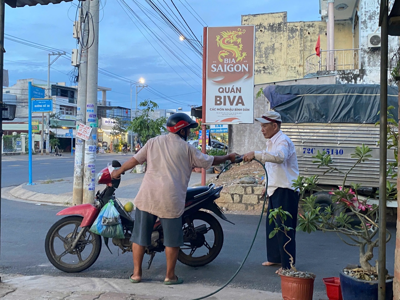 Ông lão sửa xe 75 tuổi và góc nhỏ tử tế giữa lòng thành phố- Ảnh 6.