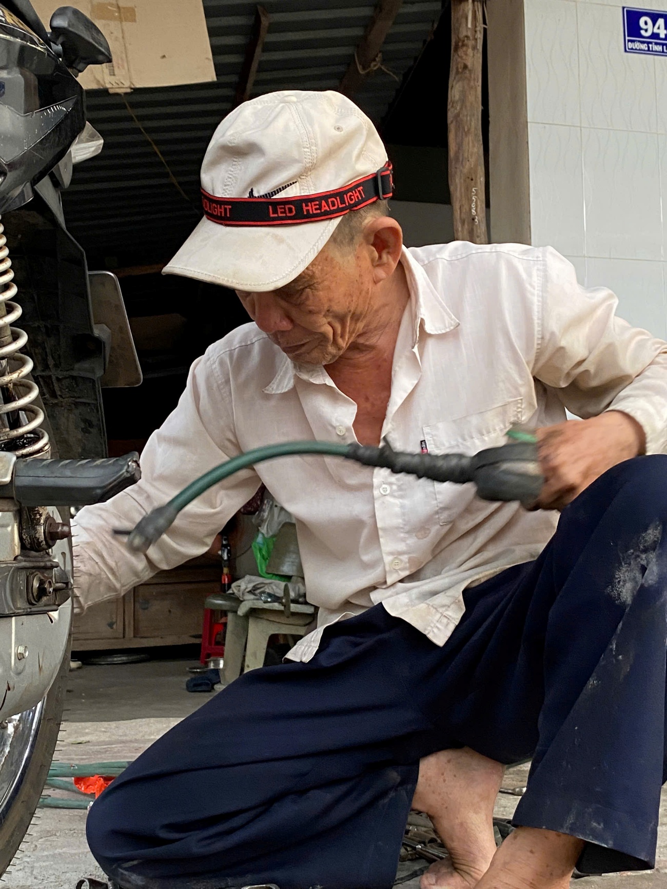 Ông lão sửa xe 75 tuổi và góc nhỏ tử tế giữa lòng thành phố- Ảnh 4.