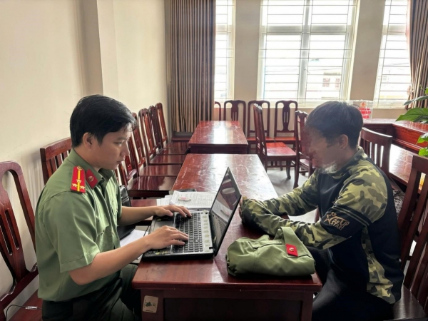 Bị phạt vì dùng AI ghép ảnh mặc trang phục công an để câu view- Ảnh 1.