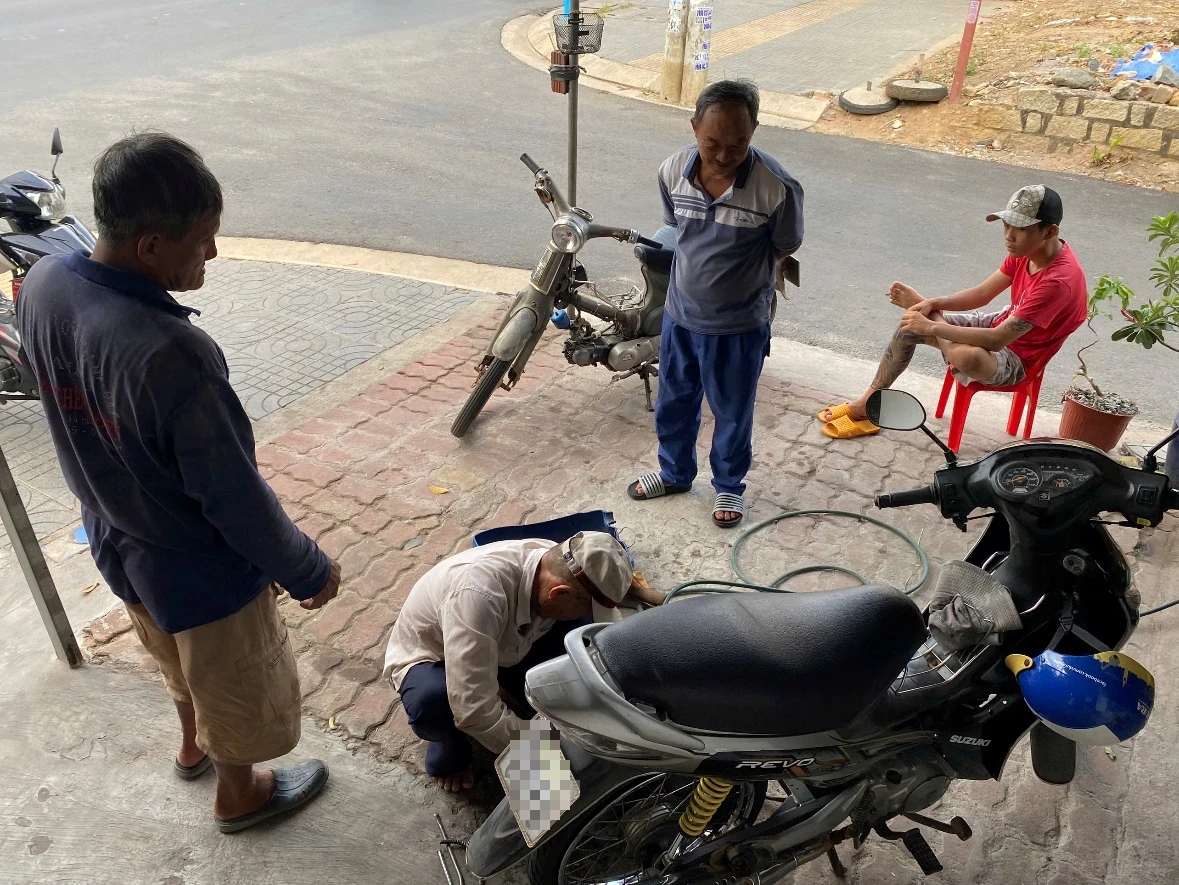 Ông lão sửa xe 75 tuổi và góc nhỏ tử tế giữa lòng thành phố- Ảnh 1.