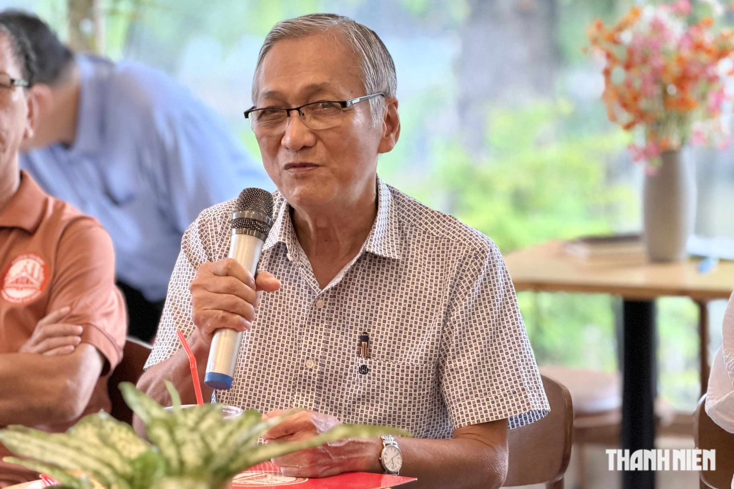 Lãnh đạo một phường ở TP.HCM ra quán cà phê nghe dân góp ý - Ảnh 2.