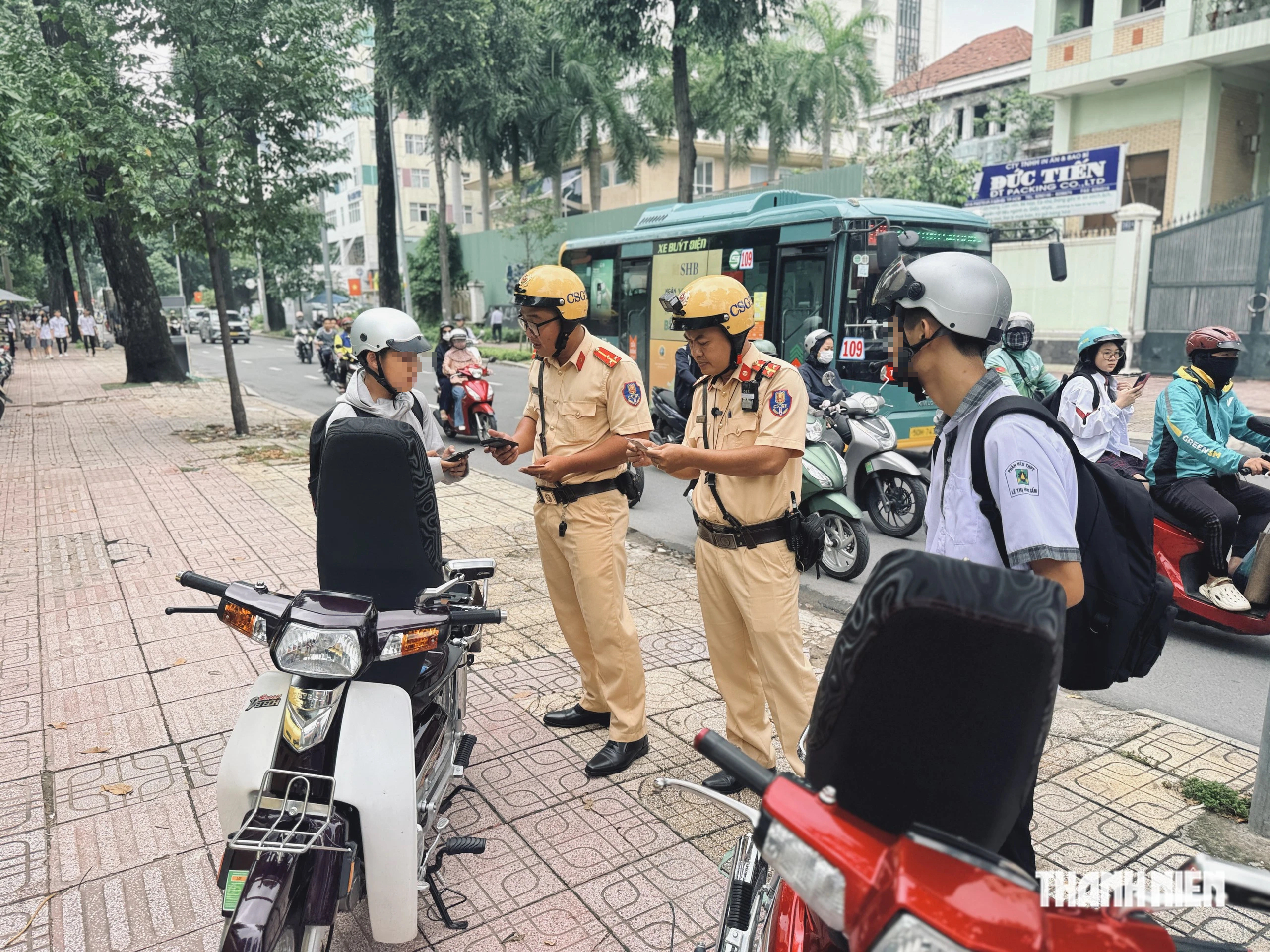 Bị CSGT thổi, học sinh bất ngờ: Phải đúng sinh nhật mới được chạy xe gắn máy?- Ảnh 1.