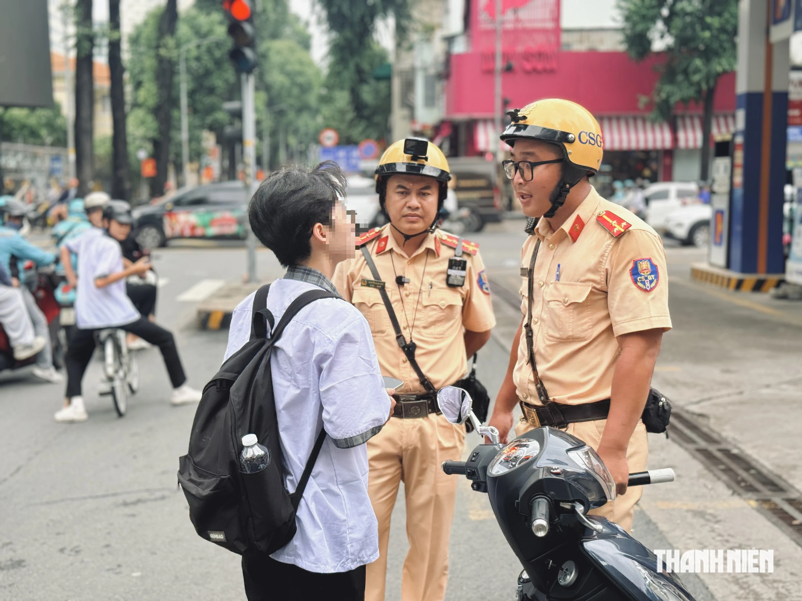 Bị CSGT thổi, học sinh bất ngờ: Phải đúng sinh nhật mới được chạy xe gắn máy?- Ảnh 3.
