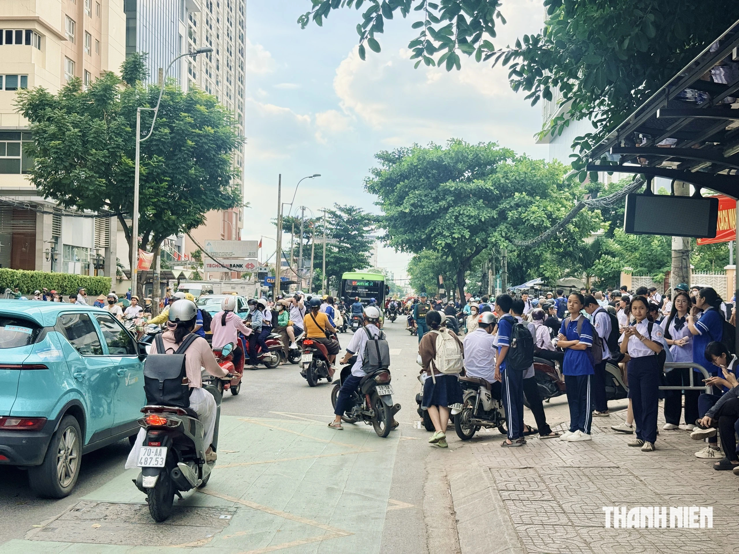 Học sinh ở TP.HCM đi xe máy: Gửi xe bên ngoài rồi đi bộ vào lớp- Ảnh 8.