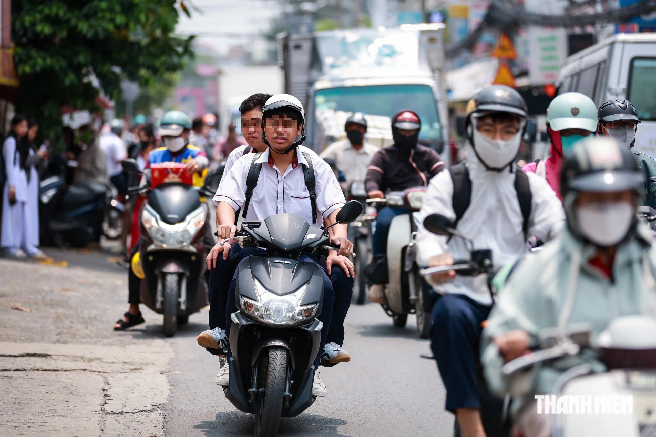 Học sinh ở TP.HCM đi xe máy: Sao nhiều phụ huynh vẫn để con vi phạm?- Ảnh 5.