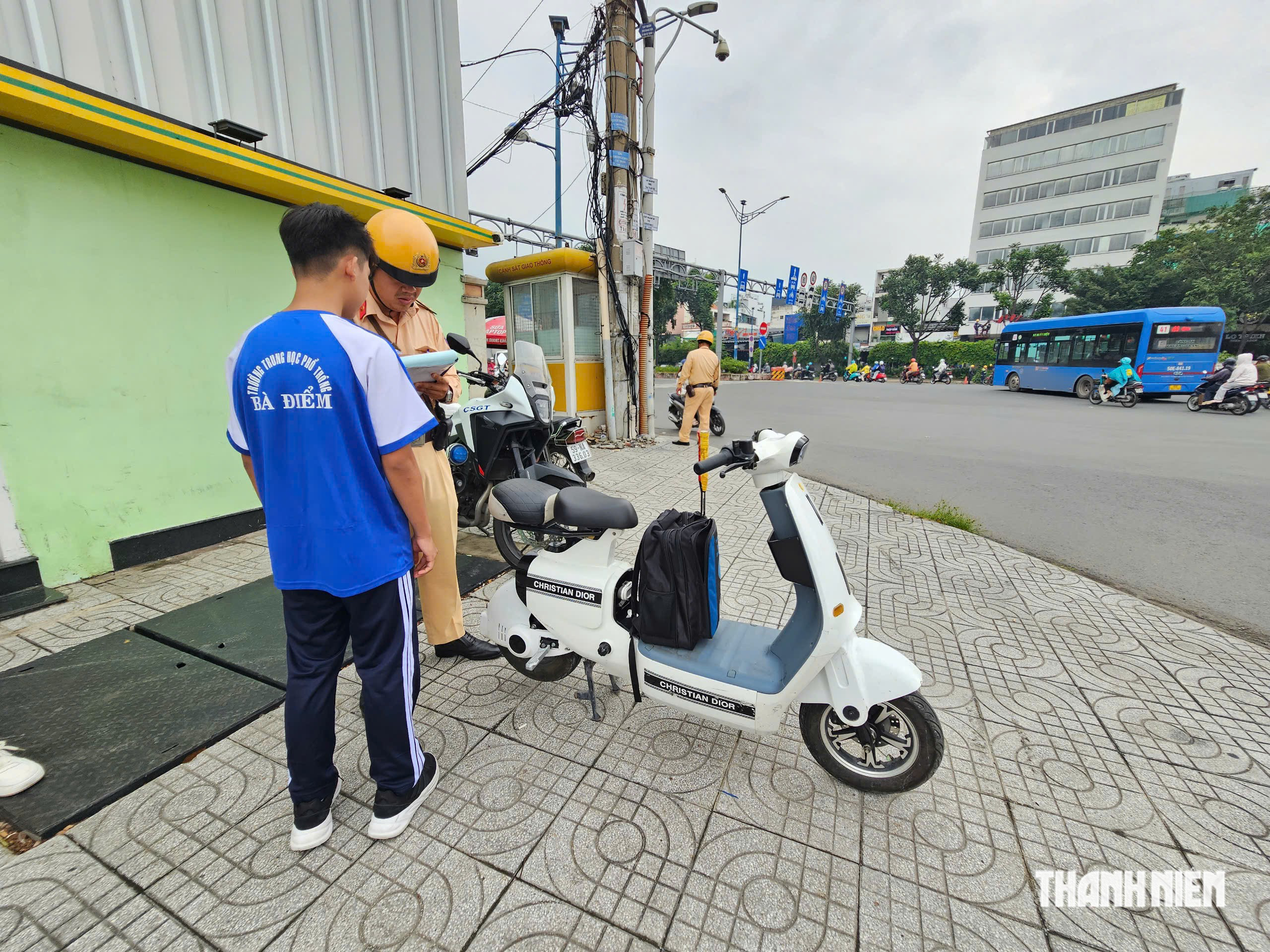 Học sinh ở TP.HCM đi xe máy: Quay xe, chạy vào hẻm né chốt CSGT- Ảnh 3.