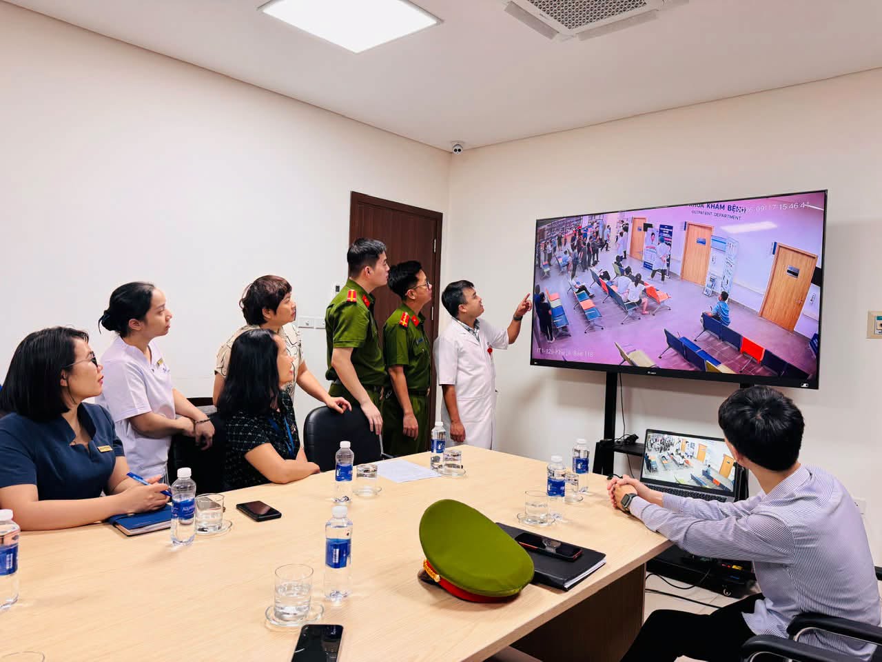 Vụ livestream gây rối tại bệnh viện: 4 ông bà thông gia cùng bị khởi tố- Ảnh 2.
