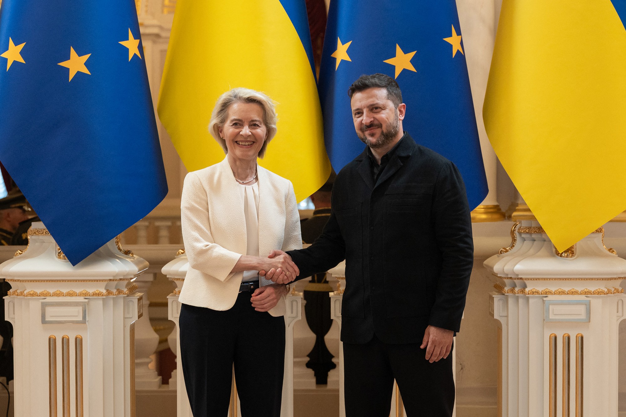 EU giải ng&acirc;n hơn 3,3 tỉ euro cho Ukraine mua vũ kh&iacute; - Ảnh 1.