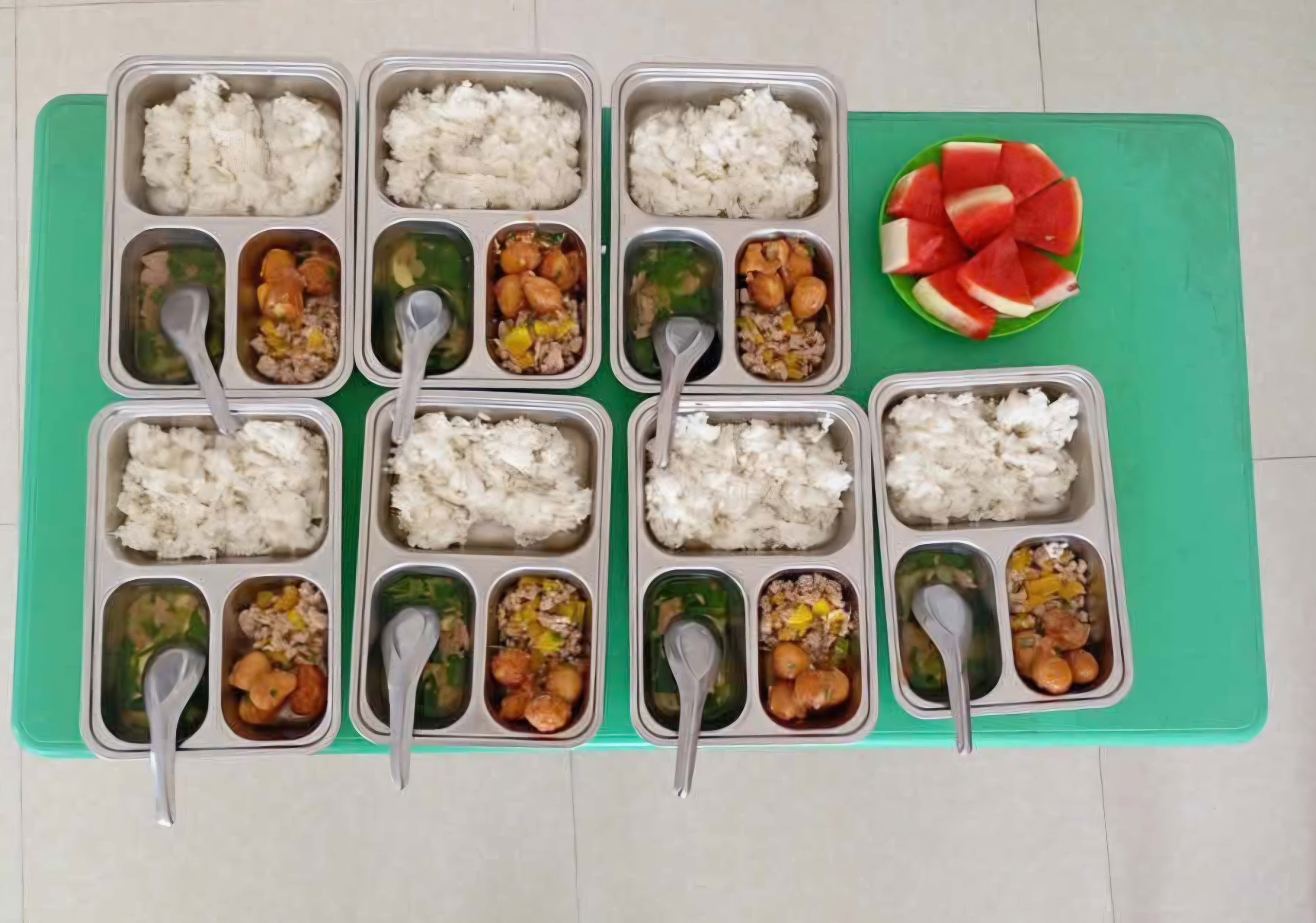 Con ăn bán trú ở trường, làm sao biết đủ hay thiếu chất nào? - Ảnh 2.