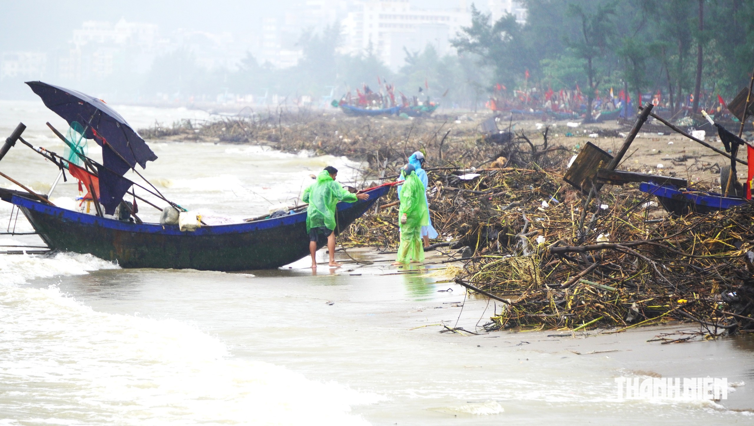 Bãi biển Sầm Sơn tràn ngập rác, củi lụt - Ảnh 6.