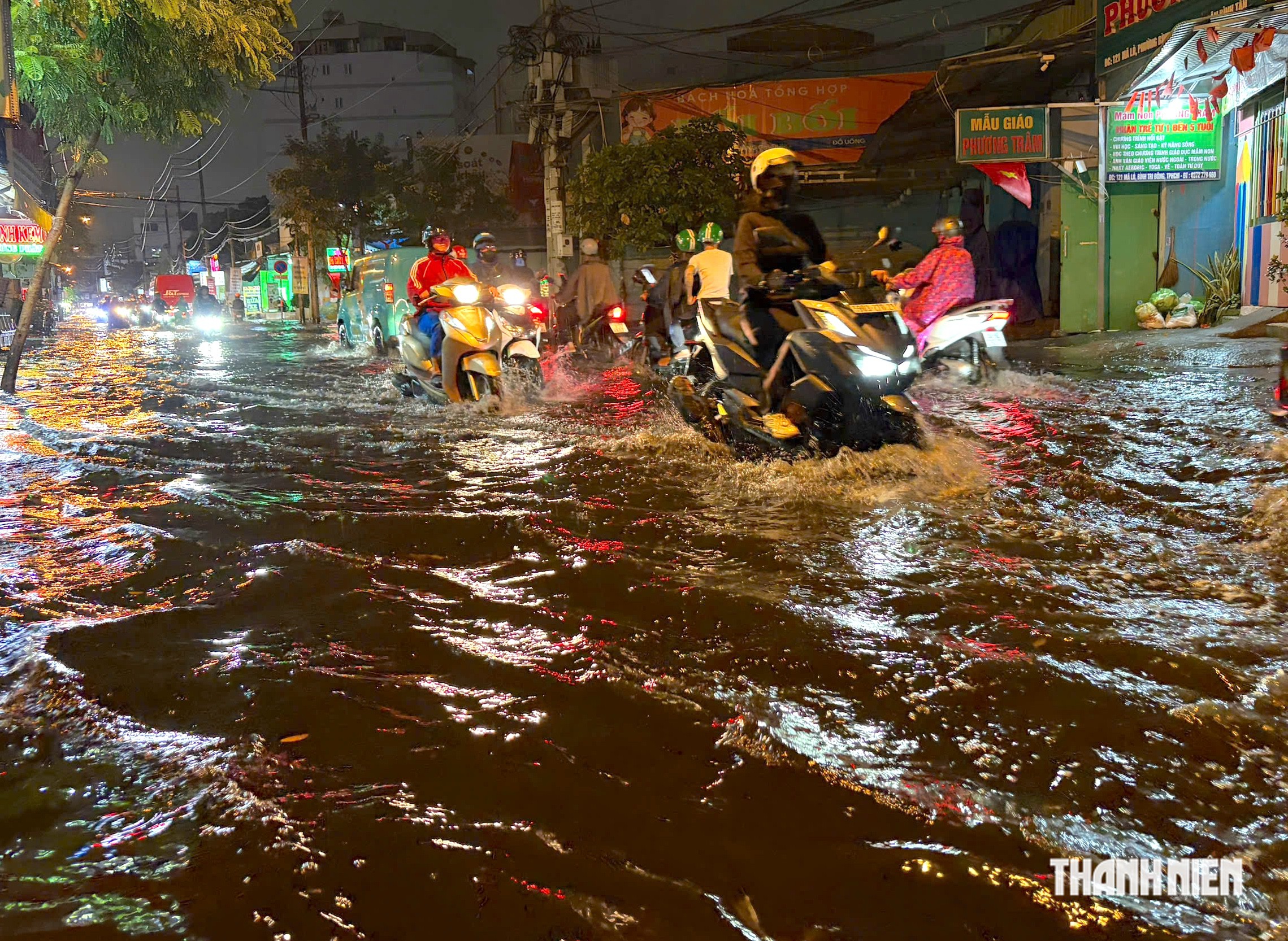 Mưa lớn ở TP.HCM: ‘Mất cả tiếng chưa đi qua được đường ngập’ - Ảnh 1.