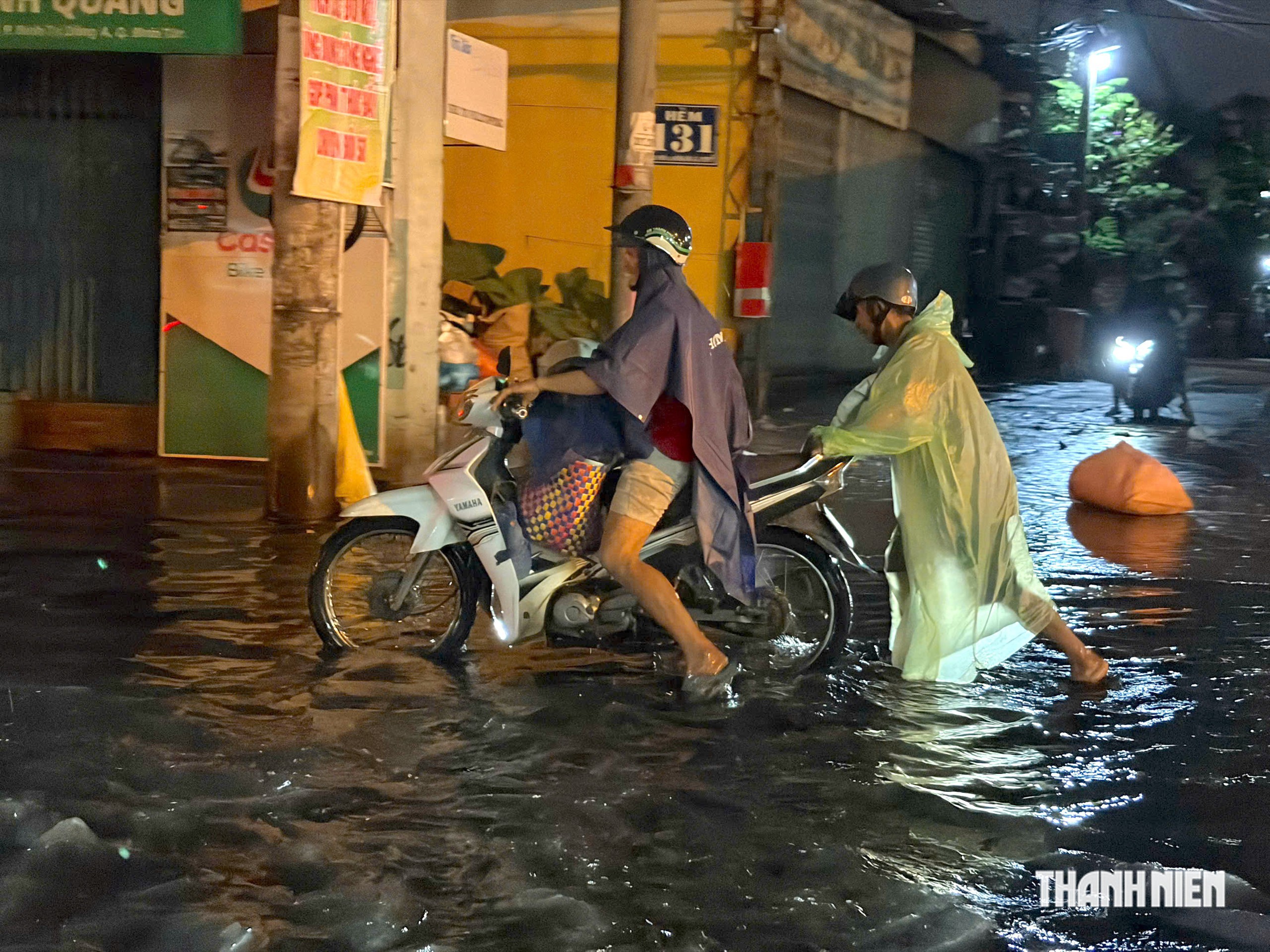 Mưa lớn ở TP.HCM: ‘Mất cả tiếng chưa đi qua được đường ngập’ - Ảnh 7.