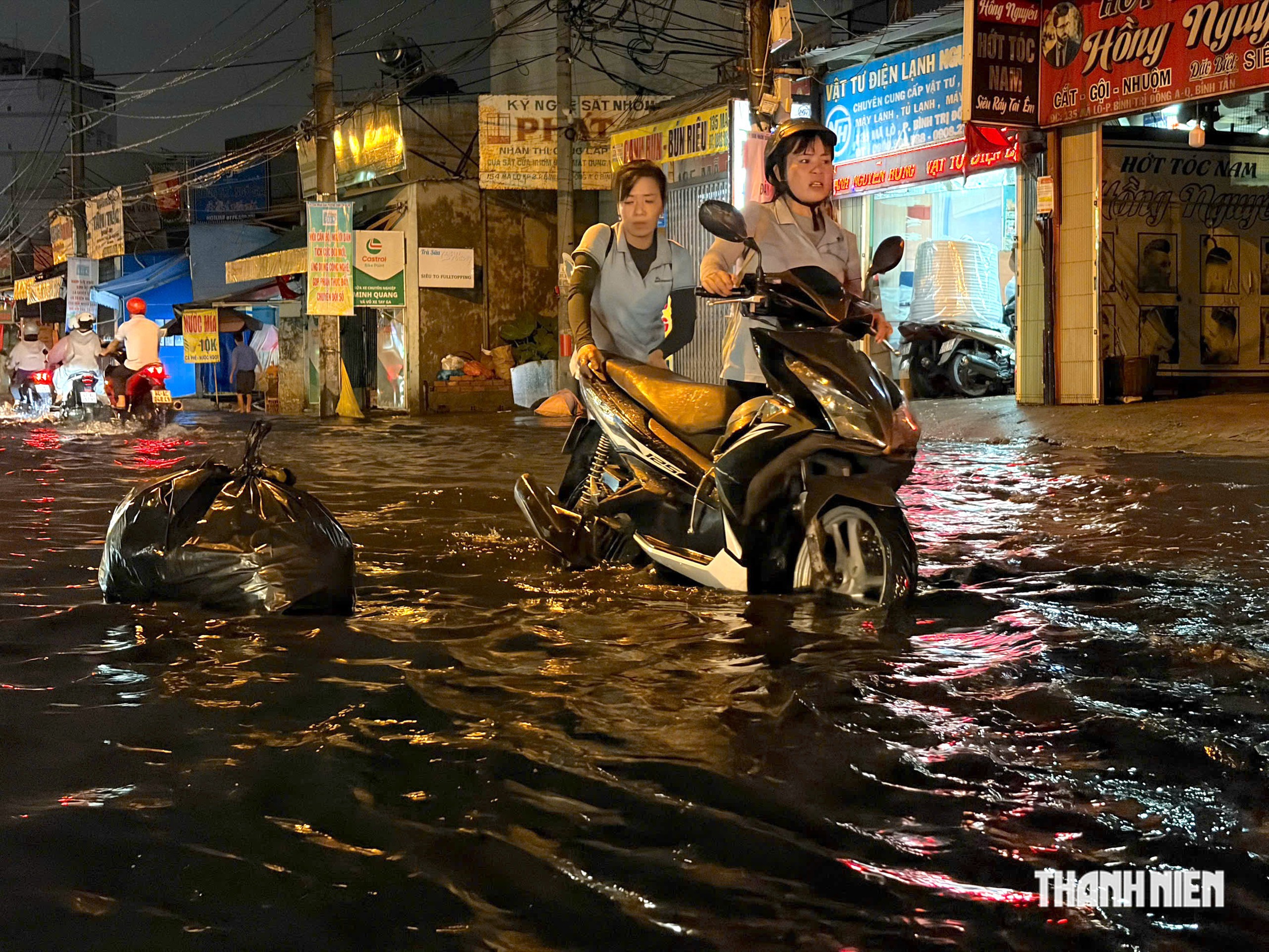 Mưa lớn ở TP.HCM: ‘Mất cả tiếng chưa đi qua được đường ngập’ - Ảnh 2.