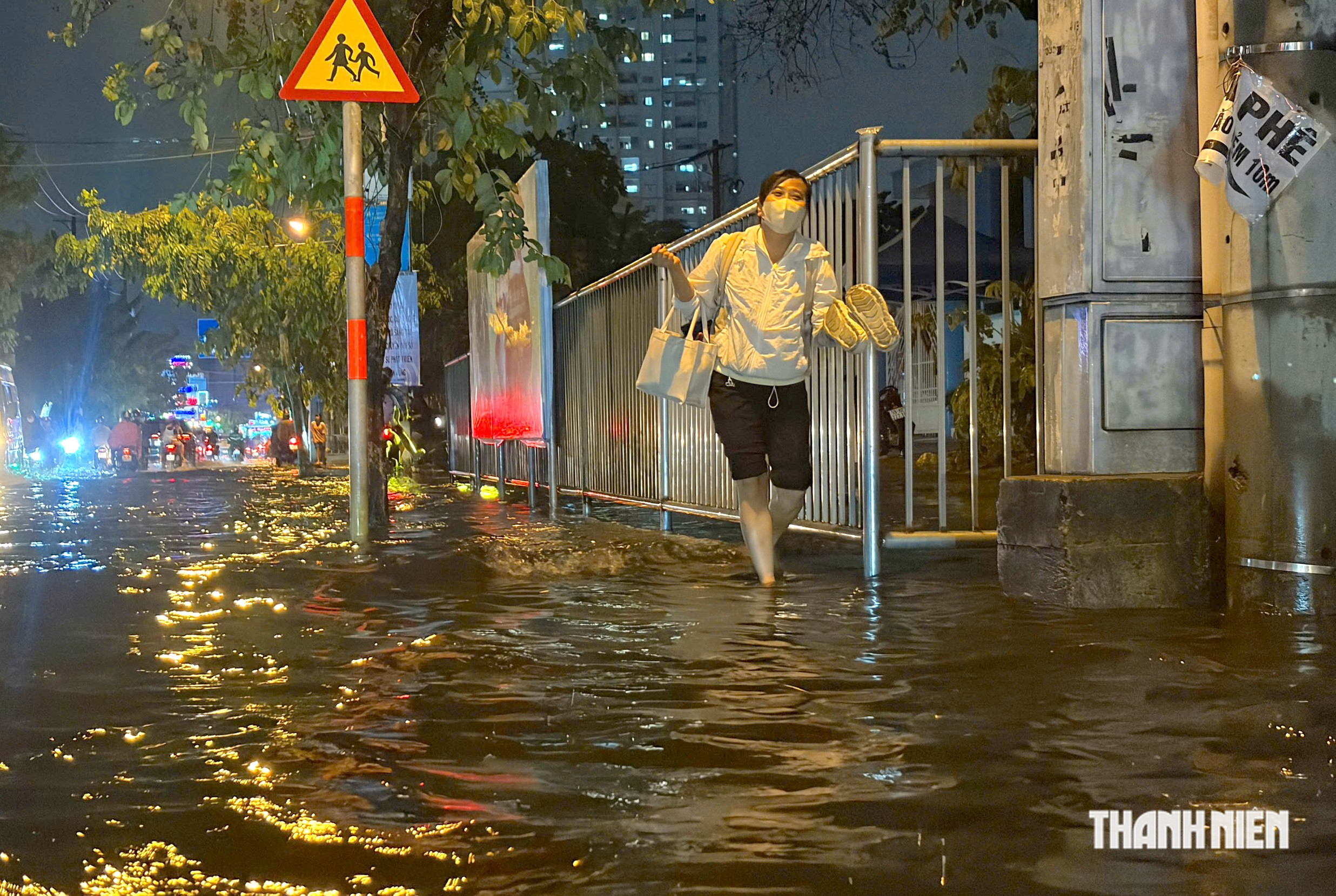 Mưa lớn ở TP.HCM: ‘Mất cả tiếng chưa đi qua được đường ngập’ - Ảnh 3.