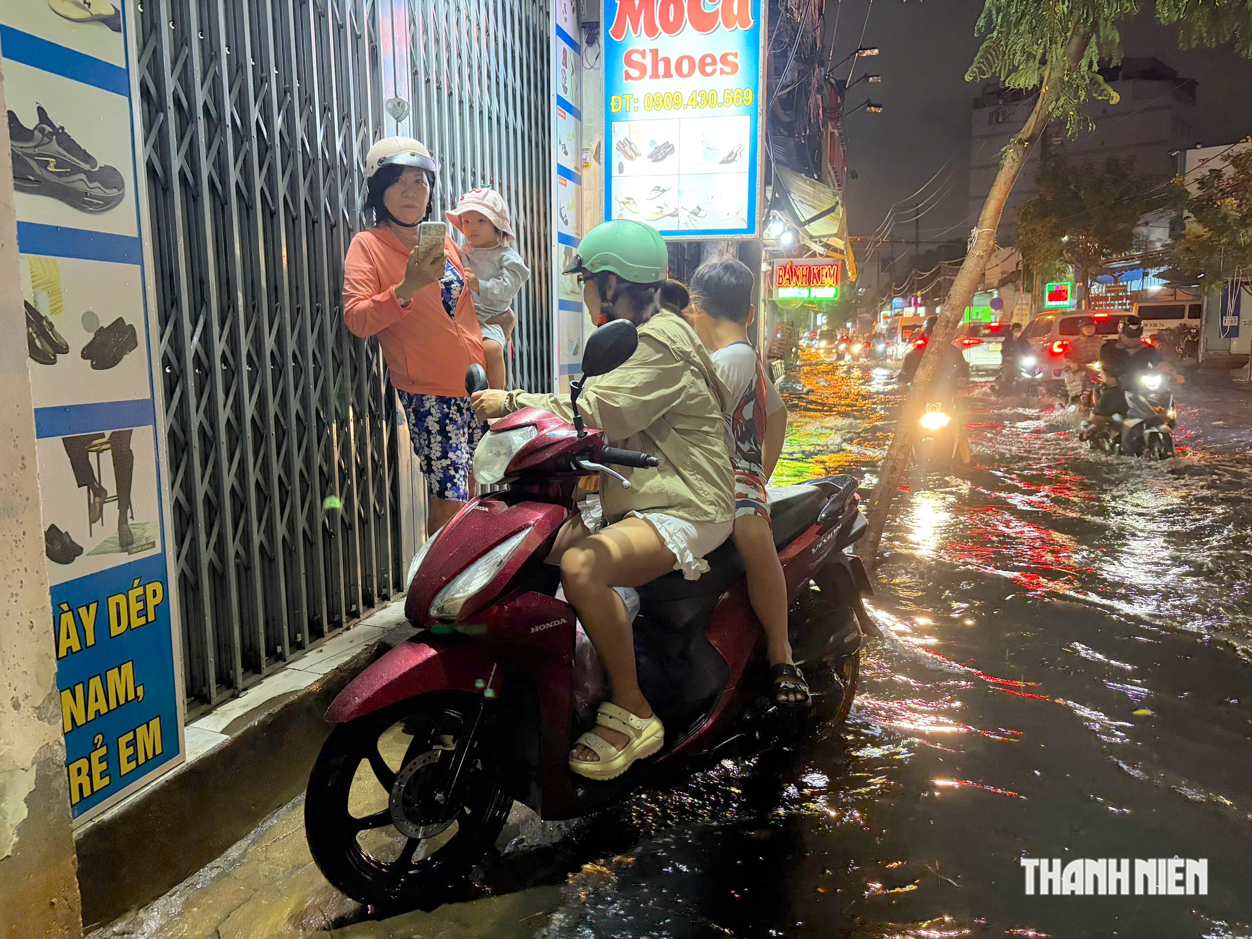 Mưa lớn ở TP.HCM: ‘Mất cả tiếng chưa đi qua được đường ngập’ - Ảnh 5.