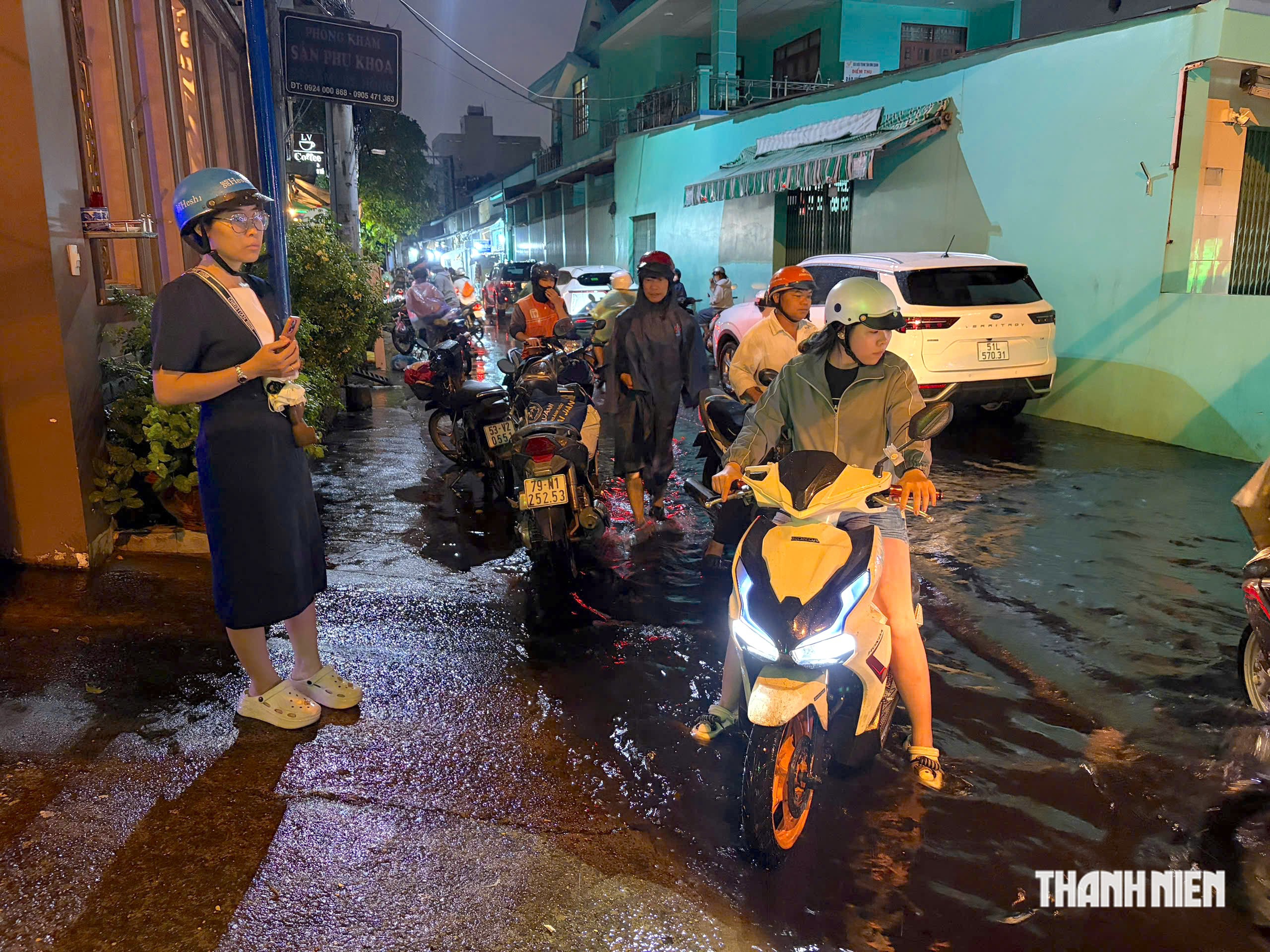 Mưa lớn ở TP.HCM: ‘Mất cả tiếng chưa đi qua được đường ngập’ - Ảnh 6.