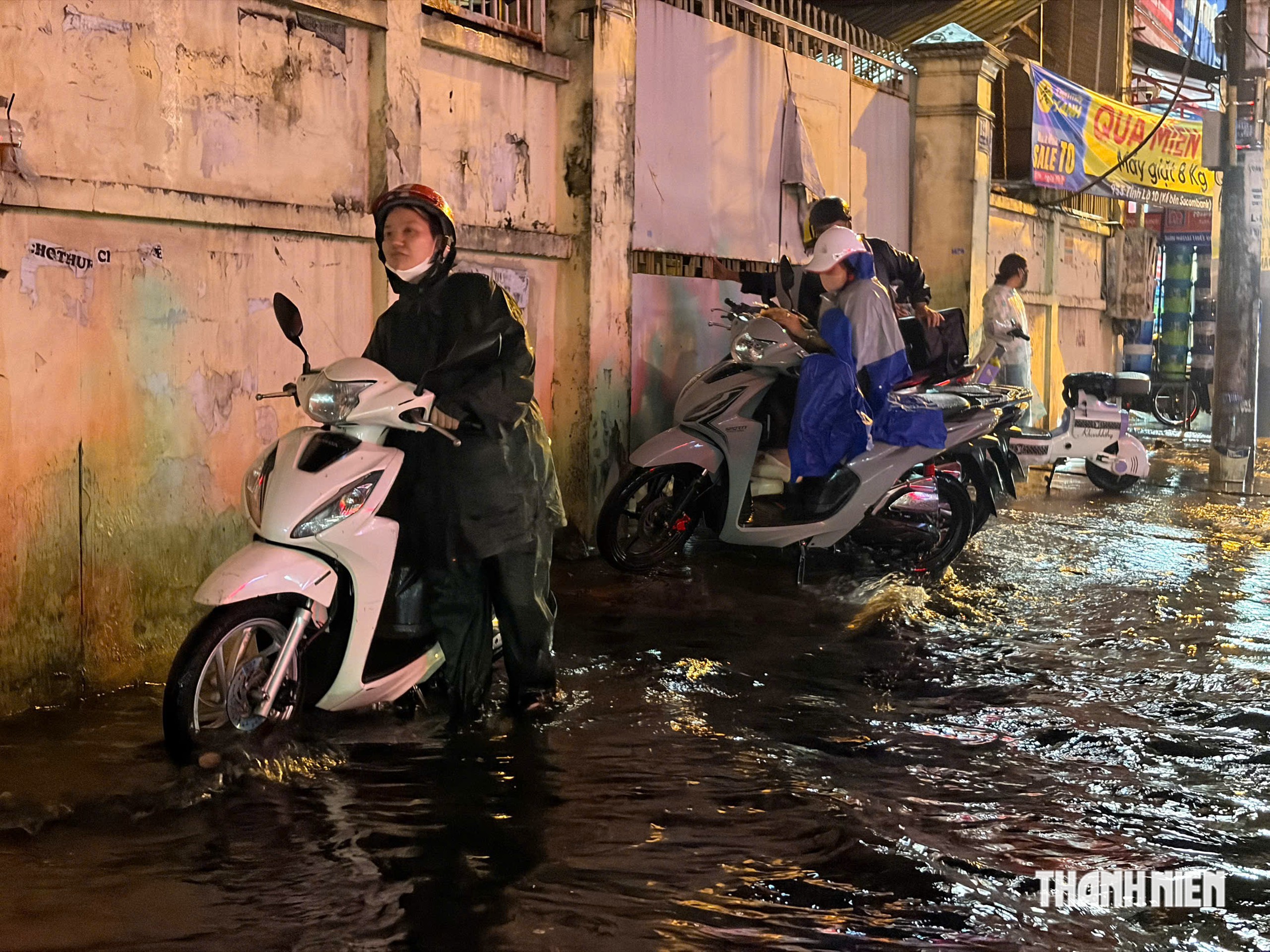 Đường thành sông sau mưa lớn ở TP.HCM: Người dân than ‘mệt mỏi nhân đôi’ - Ảnh 1.