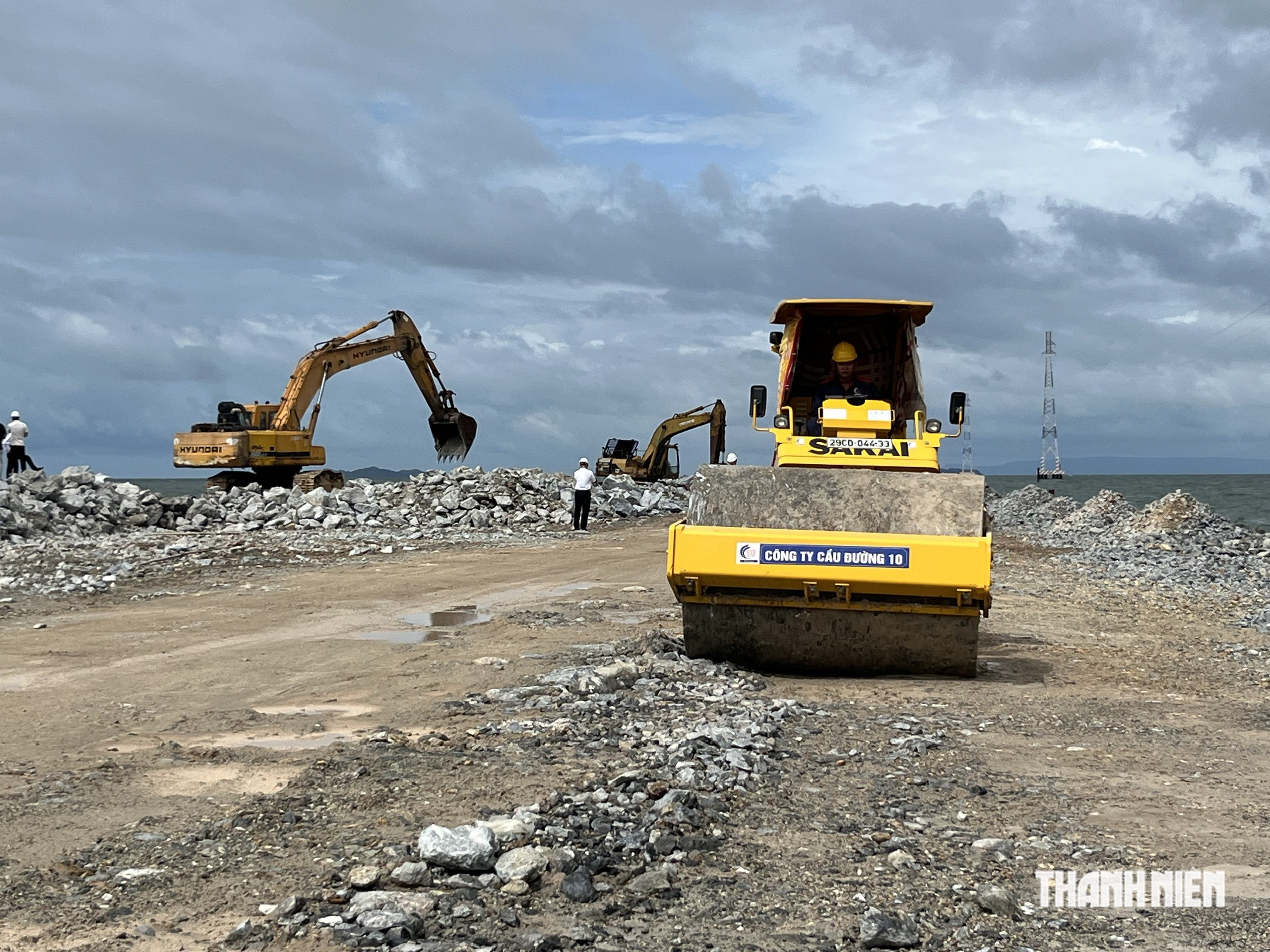 Ngày đêm bám trụ công trường đường dẫn ra cảng tổng hợp Hà Tiên - Ảnh 1.