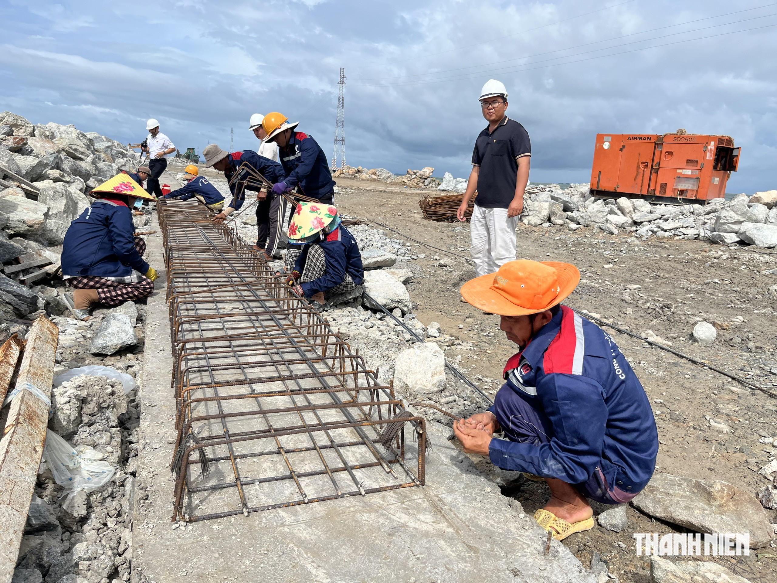Ngày đêm bám trụ công trường đường dẫn ra cảng tổng hợp Hà Tiên - Ảnh 3.