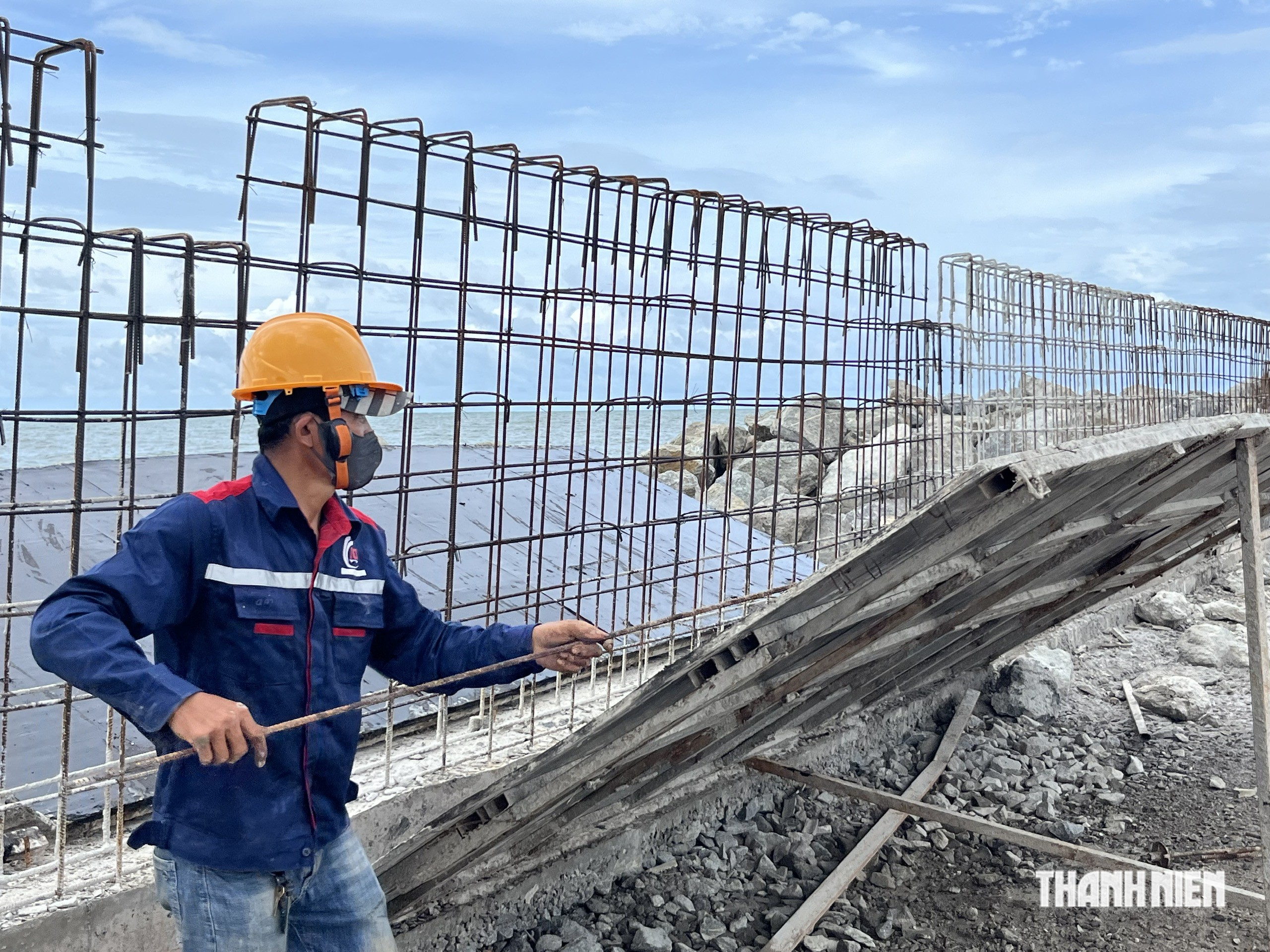 Ngày đêm bám trụ công trường đường dẫn ra cảng tổng hợp Hà Tiên - Ảnh 4.