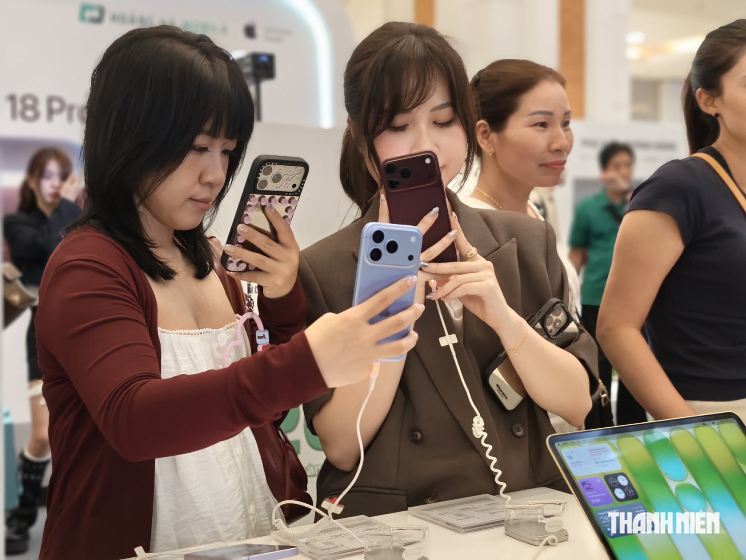 Ngày đầu mở bán iPhone 18 Pro: Người Việt chen chân, chi trăm tỉ lên đời iPhone - Ảnh 8.