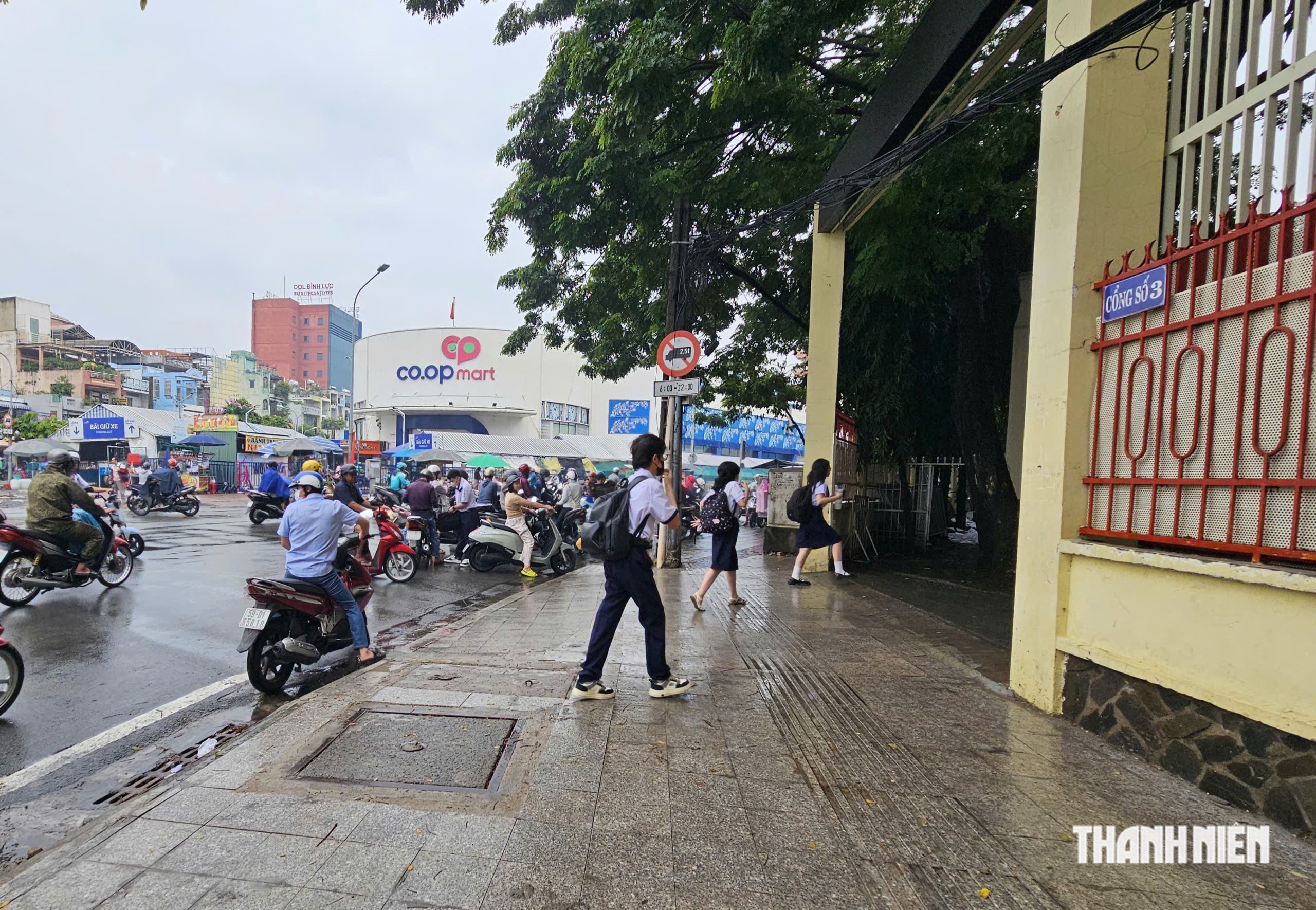 Học sinh ở TP.HCM đi xe máy: Gửi xe bên ngoài rồi đi bộ vào lớp- Ảnh 7.