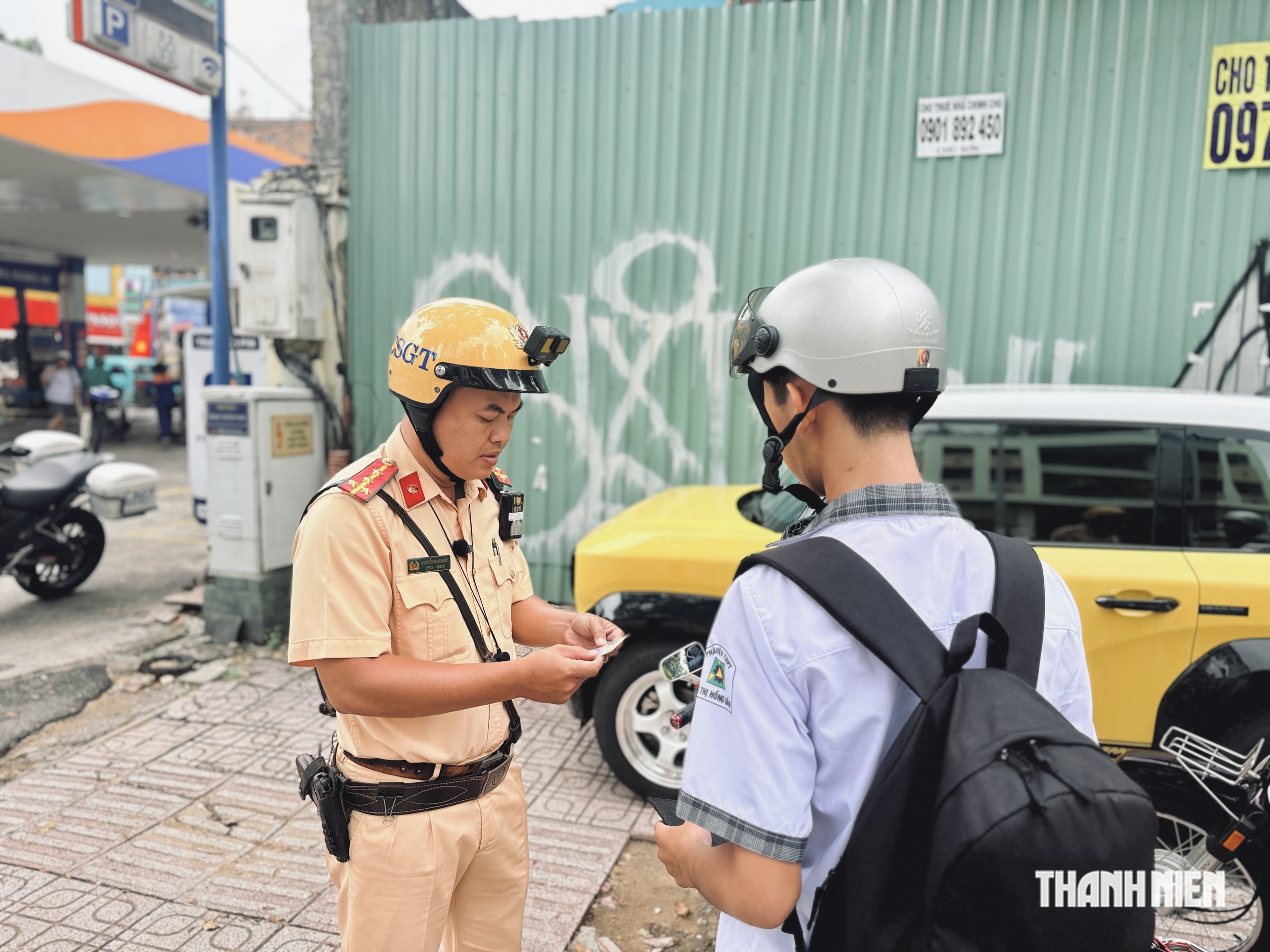 Học sinh ở TP.HCM đi xe máy: Gửi xe bên ngoài rồi đi bộ vào lớp- Ảnh 9.