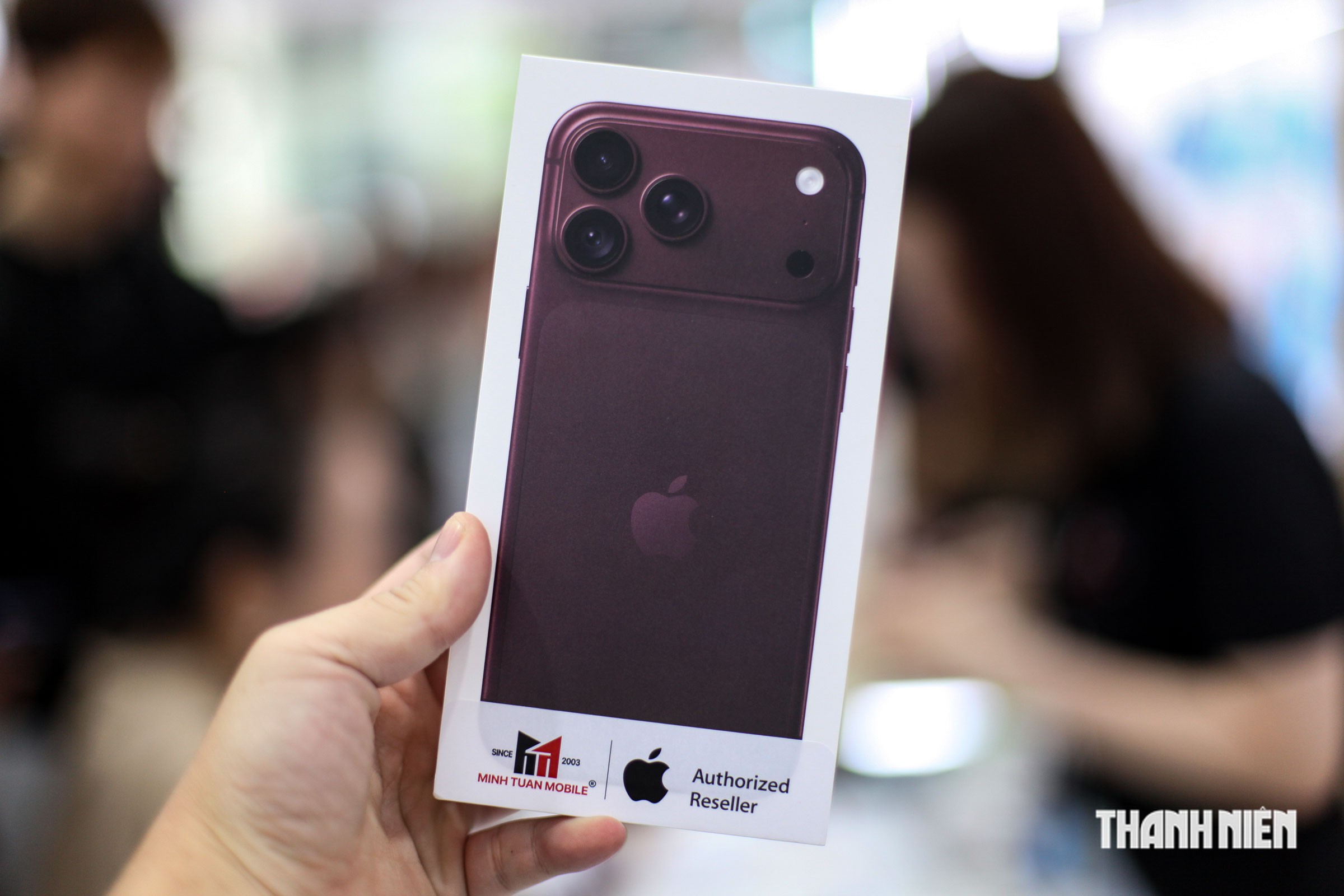 Ngày đầu mở bán iPhone 18 Pro: Người Việt chen chân, chi trăm tỉ lên đời iPhone - Ảnh 4.