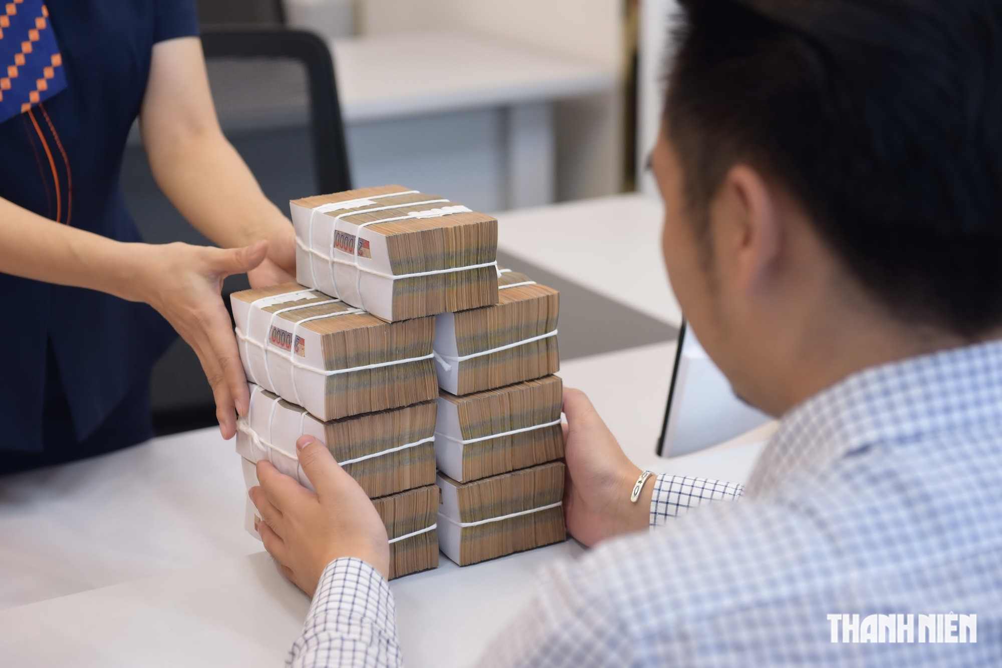 Lãi suất tiết kiệm neo cao, hút tiền vào ngân hàng- Ảnh 1.