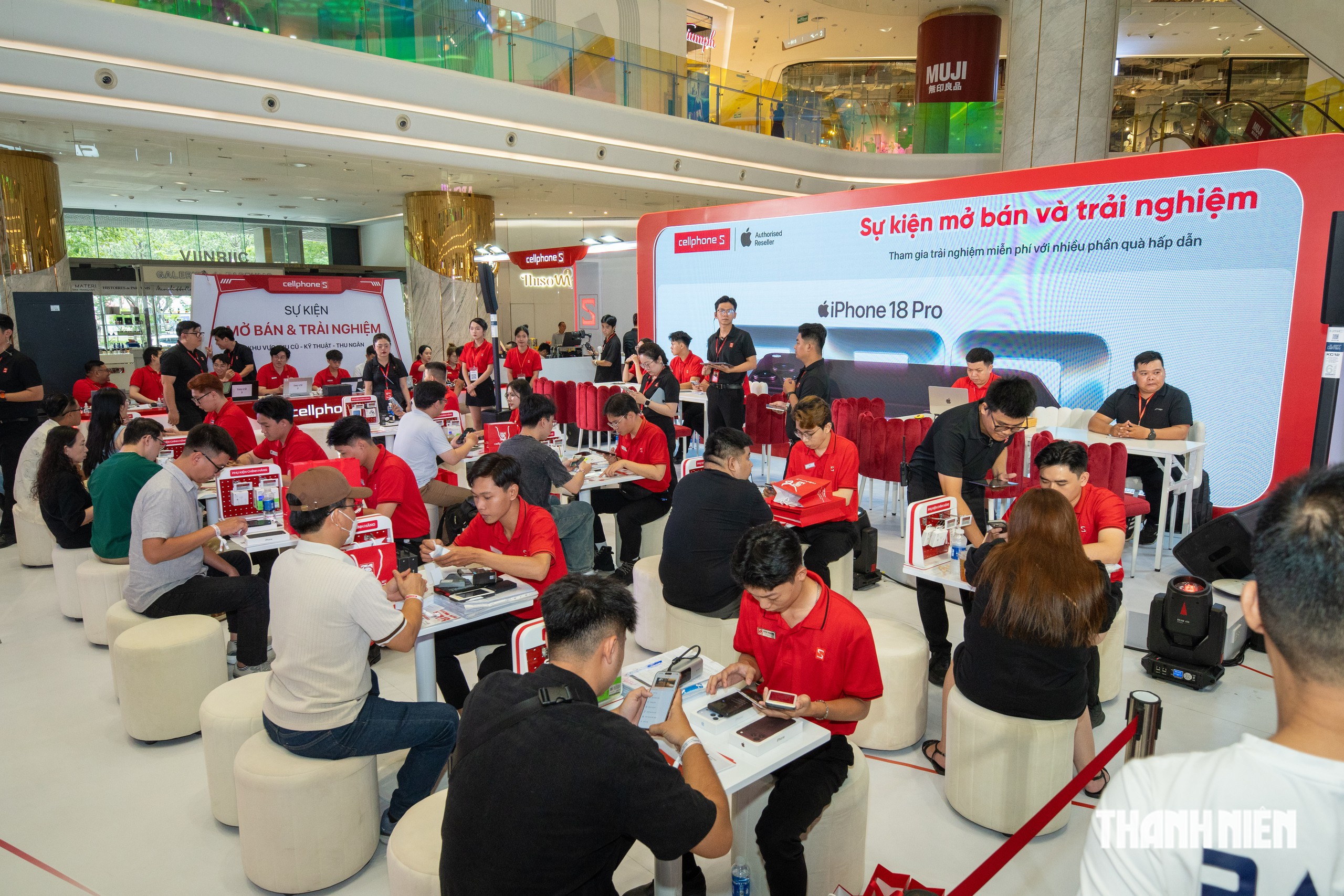Ngày đầu mở bán iPhone 18 Pro: Người Việt chen chân, chi trăm tỉ lên đời iPhone - Ảnh 6.