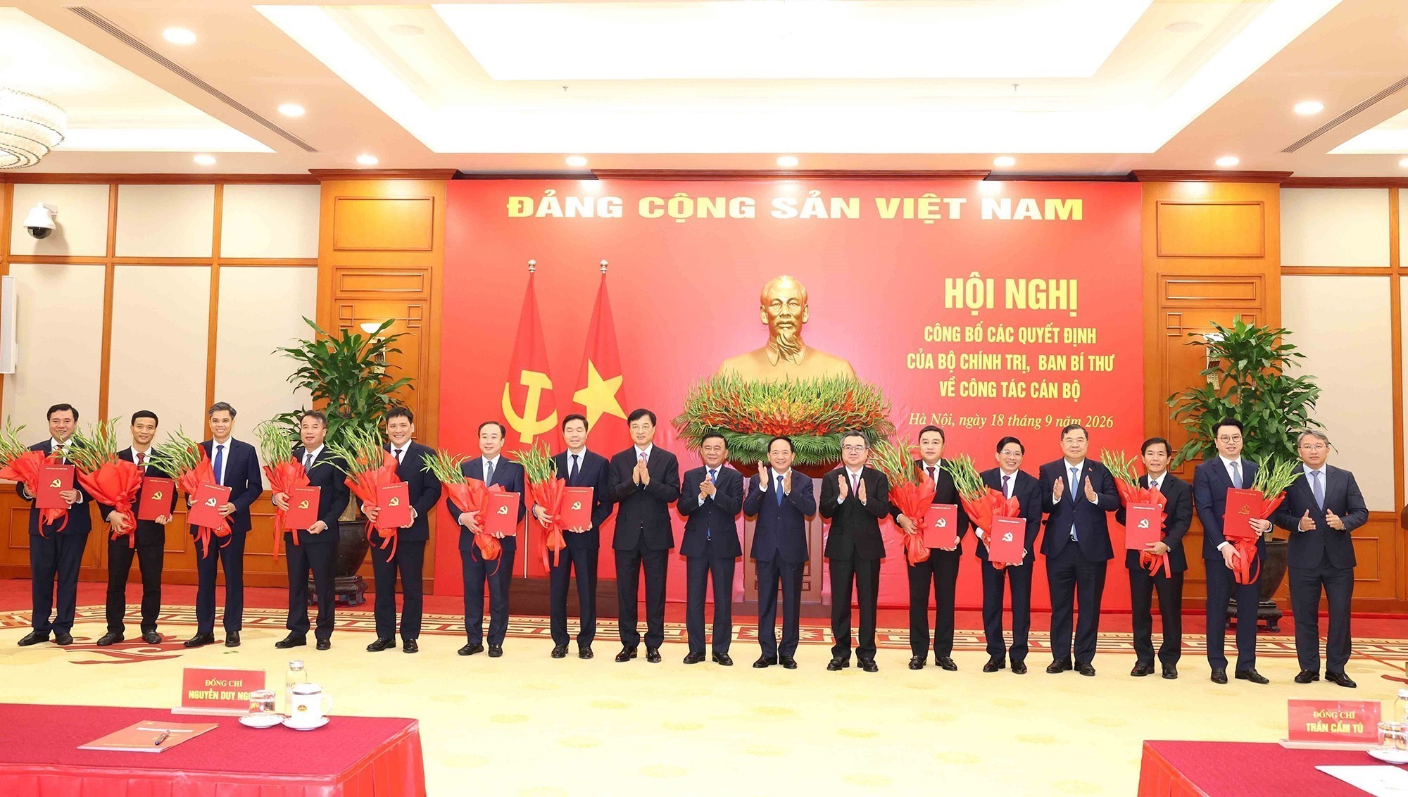 Bộ Chính trị, Ban Bí thư điều động, phân công 12 nhân sự mới - Ảnh 2.
