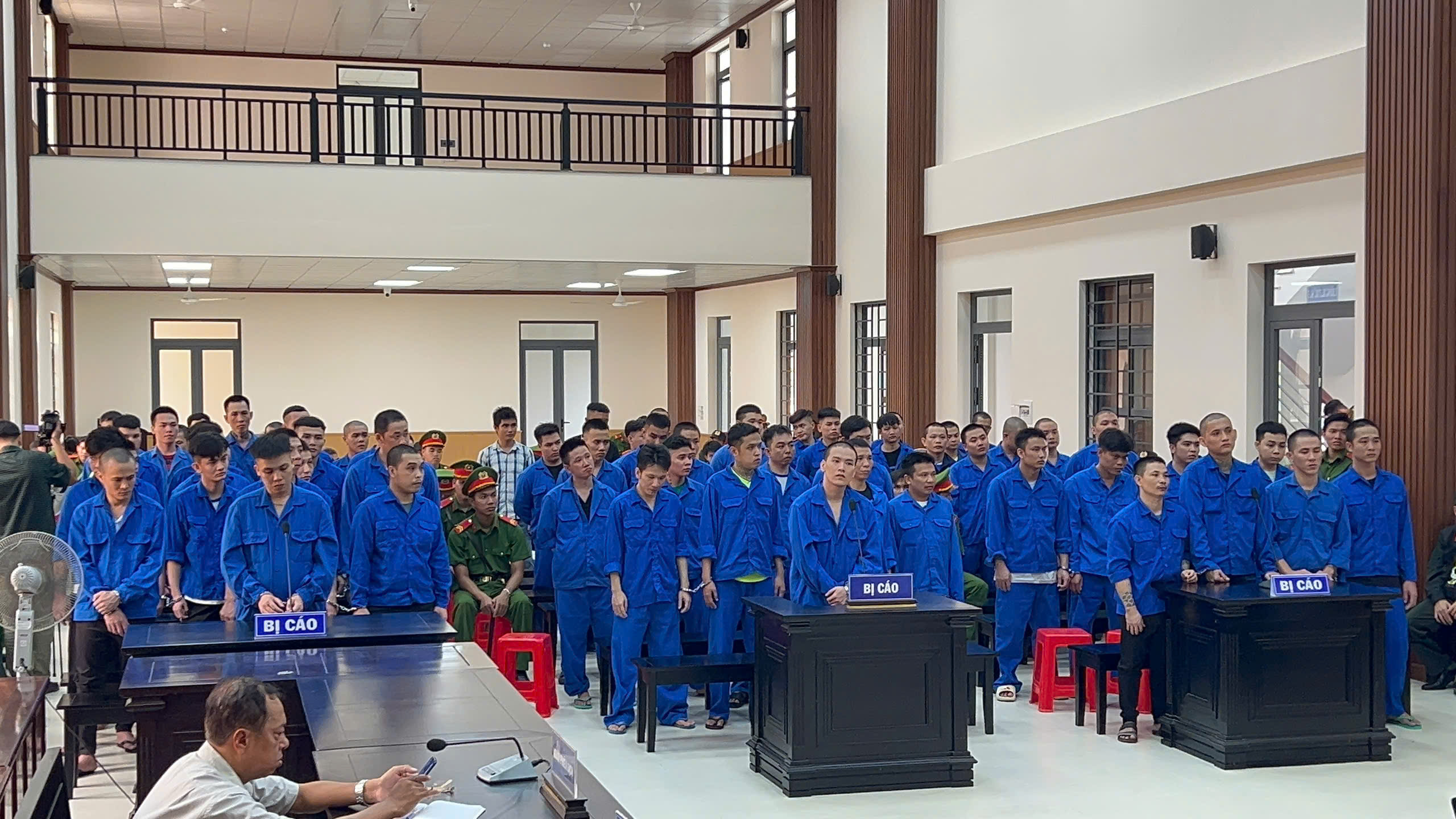 Bị cáo Nguyễn Văn Sĩ cầm đầu hơn 300 học viên bỏ trốn cai nghiện bị phạt - Ảnh 2.