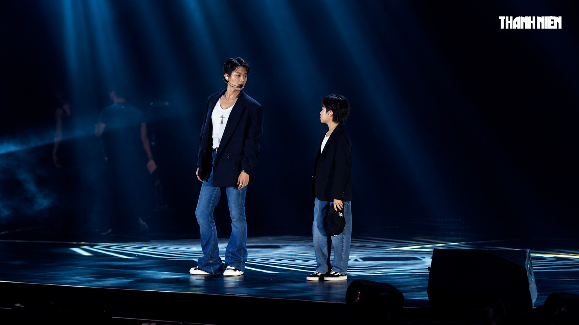 U-Know (TVXQ!) m&ecirc; đi chợ Bến Th&agrave;nh, h&agrave;o hứng mua đồ trả gi&aacute; - Ảnh 1.