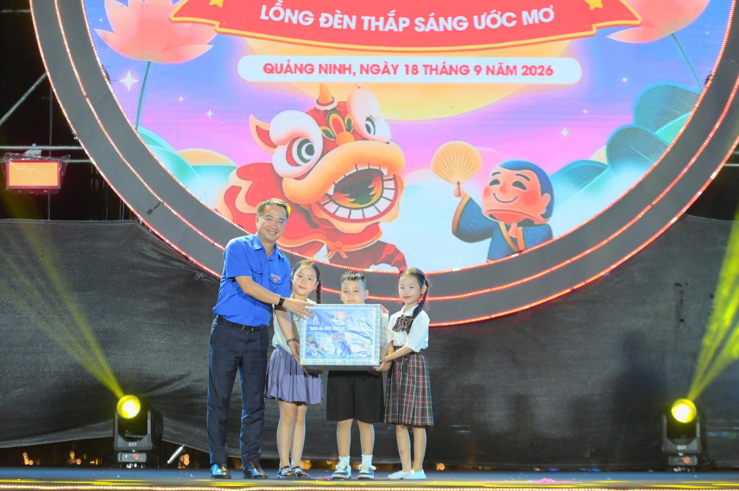 Tiền vệ Hai Long cùng hàng nghìn trẻ em vui trung thu bên vịnh Hạ Long- Ảnh 3.