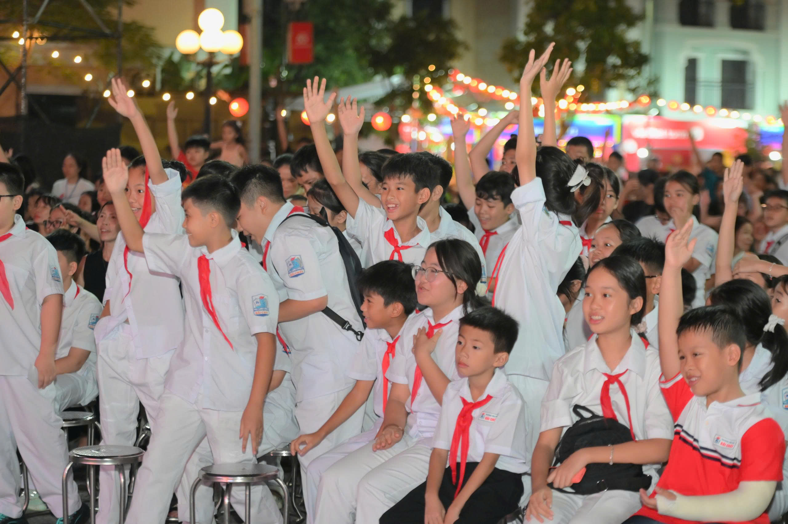 Tiền vệ Hai Long cùng hàng nghìn trẻ em vui trung thu bên vịnh Hạ Long- Ảnh 4.