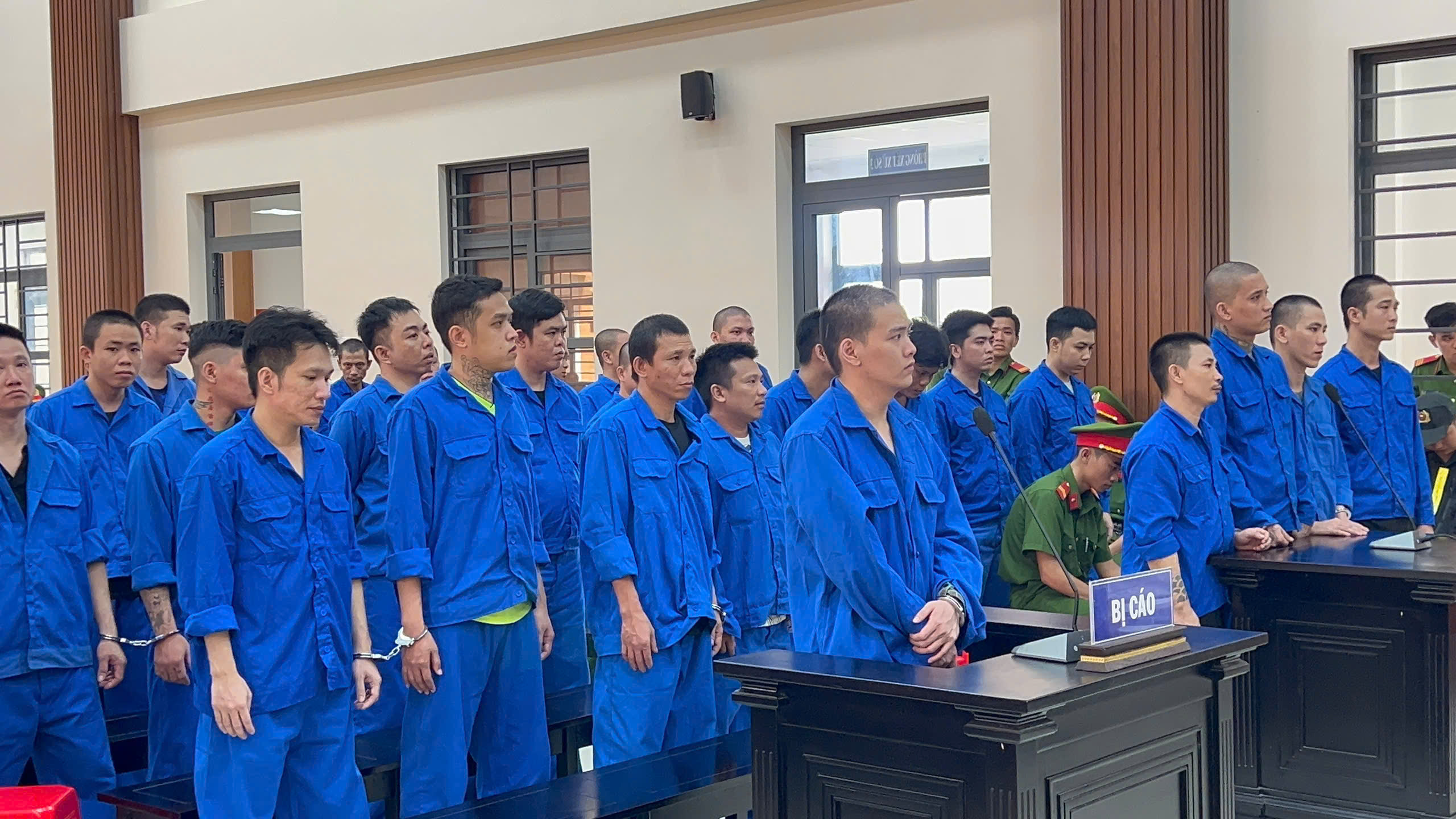 Bị cáo Nguyễn Văn Sĩ cầm đầu hơn 300 học viên bỏ trốn cai nghiện bị phạt - Ảnh 1.