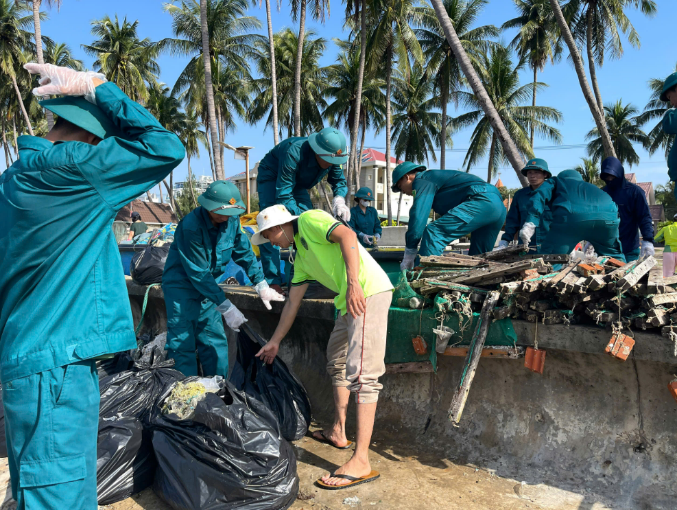 Du khách nước ngoài cùng dọn rác bãi biển Mũi Né- Ảnh 5.