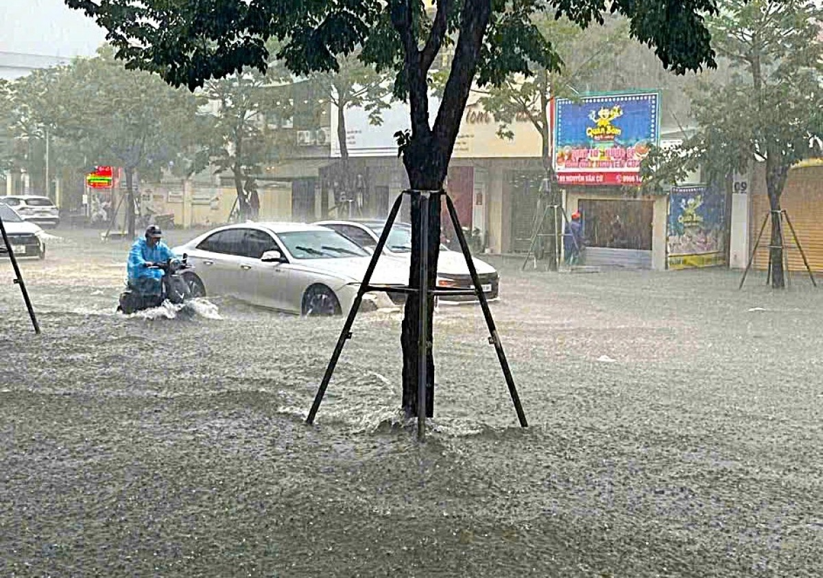 Mưa xối xả, Vinh chìm trong nước- Ảnh 2.
