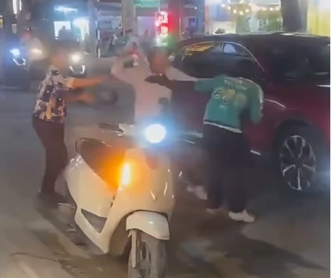 Xác minh clip tài xế xe ôm công nghệ bị đánh túi bụi trong đêm- Ảnh 1.