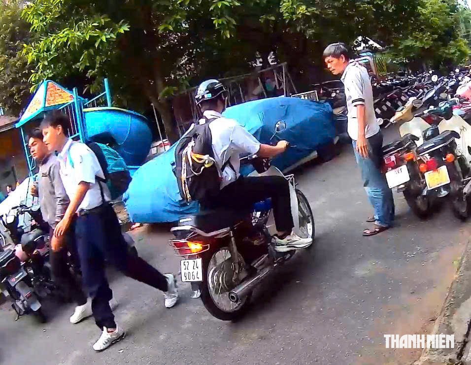 Học sinh ở TP.HCM đi xe máy: Gửi xe bên ngoài rồi đi bộ vào lớp- Ảnh 5.