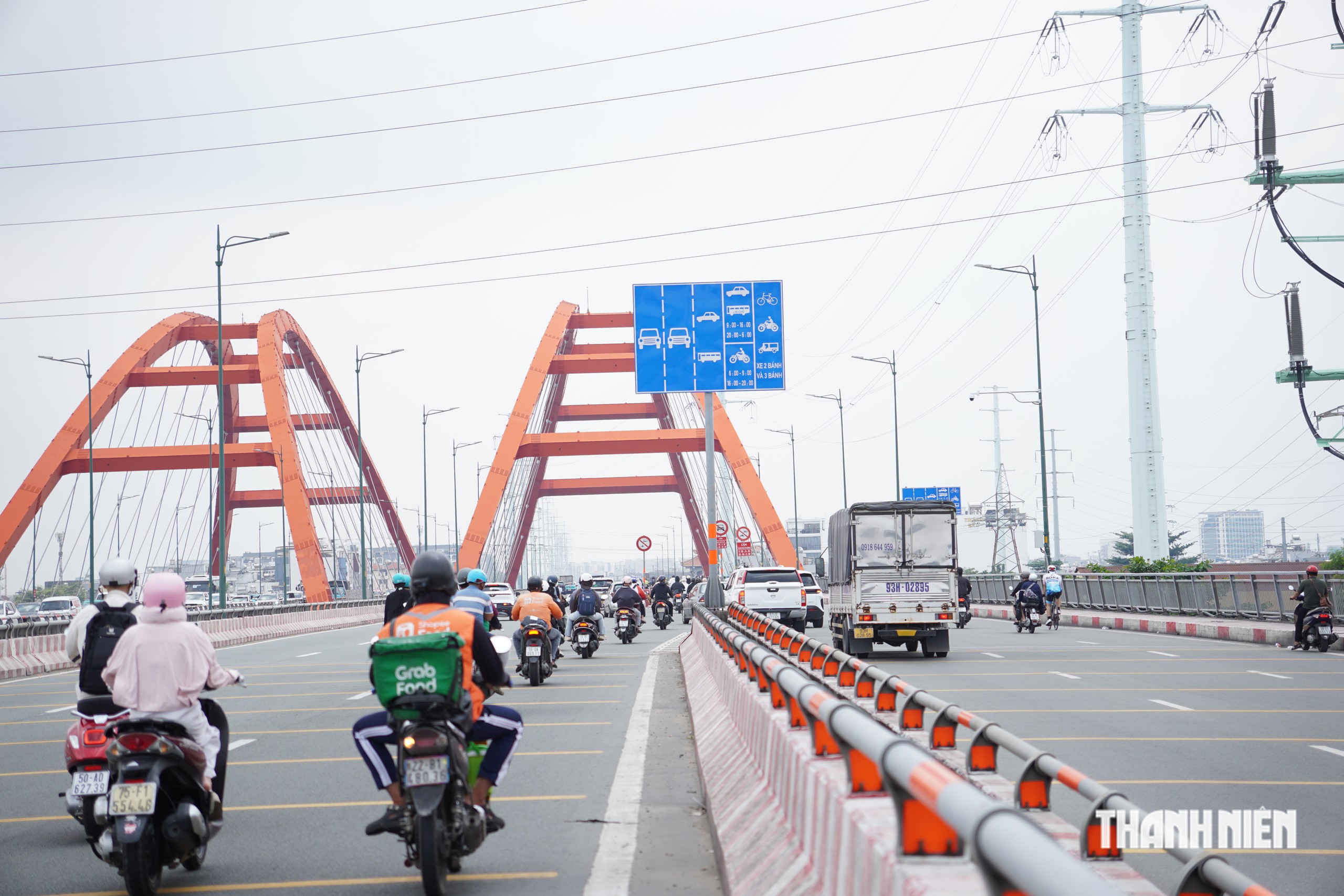 Cầu Bình Lợi 2 phân làn theo giờ, thay đổi cách đi trên cây cầu - Ảnh 1.