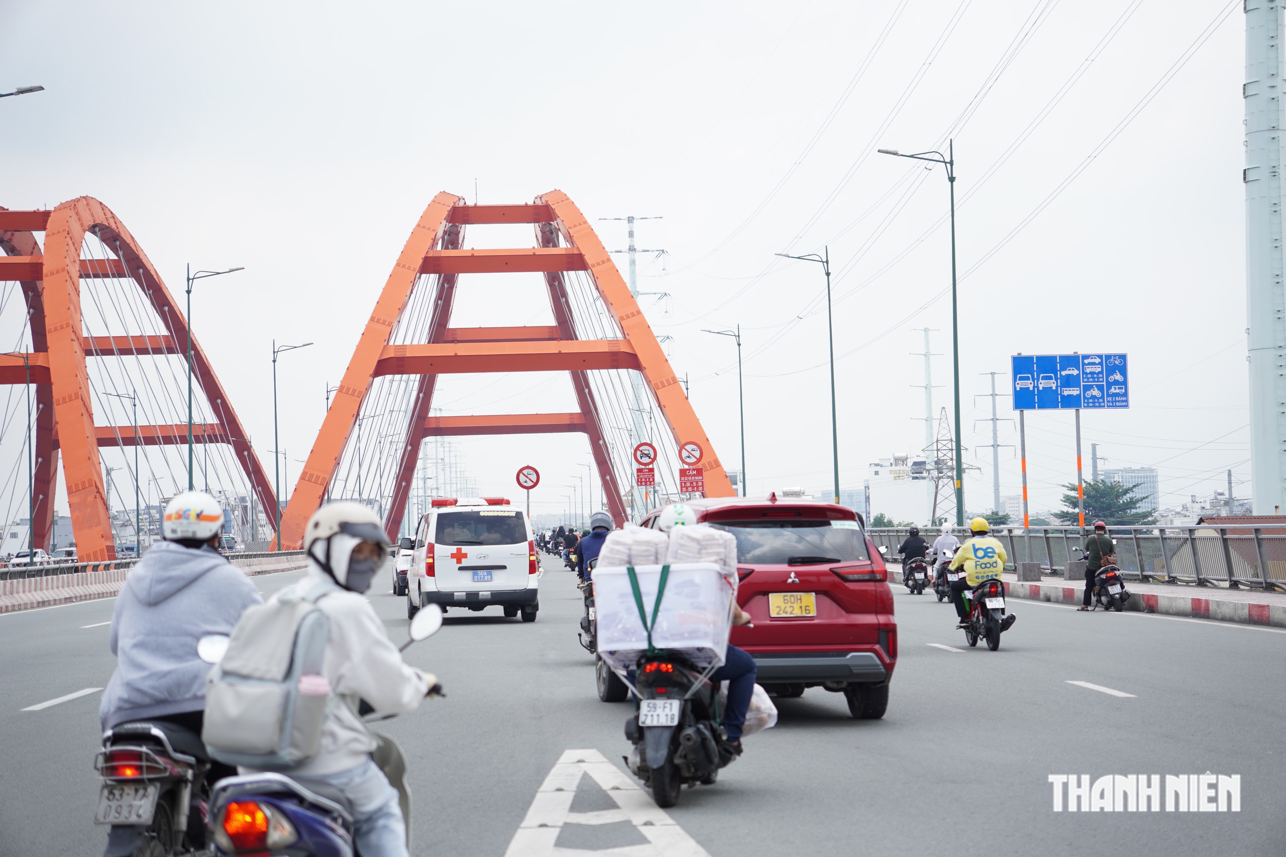 Cầu Bình Lợi 2 phân làn theo giờ, thay đổi cách đi trên cây cầu - Ảnh 2.