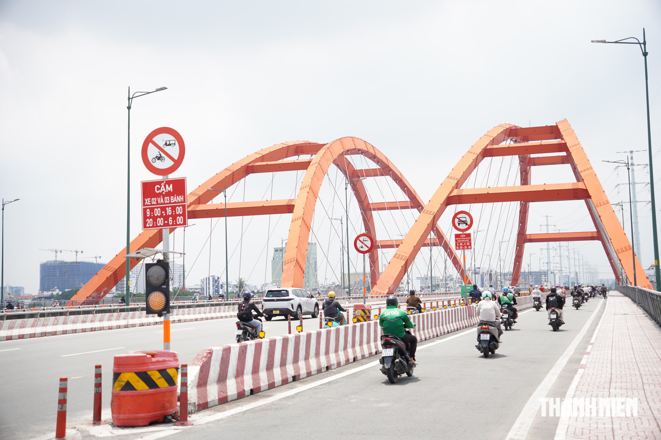 Cầu Bình Lợi 2 phân làn theo giờ, thay đổi cách đi trên cây cầu - Ảnh 5.