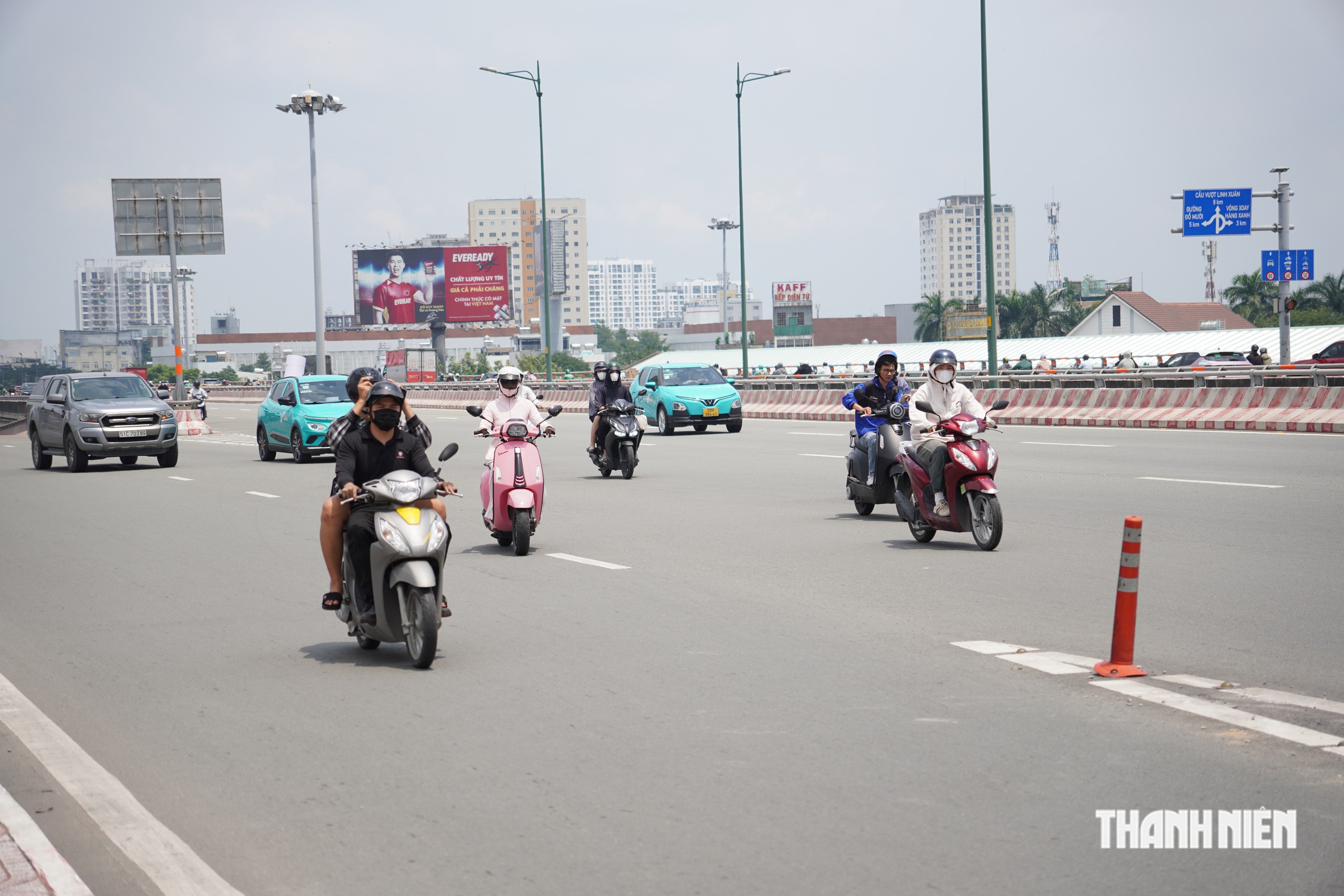 Cầu B&igrave;nh Lợi 2 ph&acirc;n l&agrave;n theo giờ, người d&acirc;n g&oacute;p &yacute; giảm &ugrave;n ứ tr&ecirc;n đường - Ảnh 2.