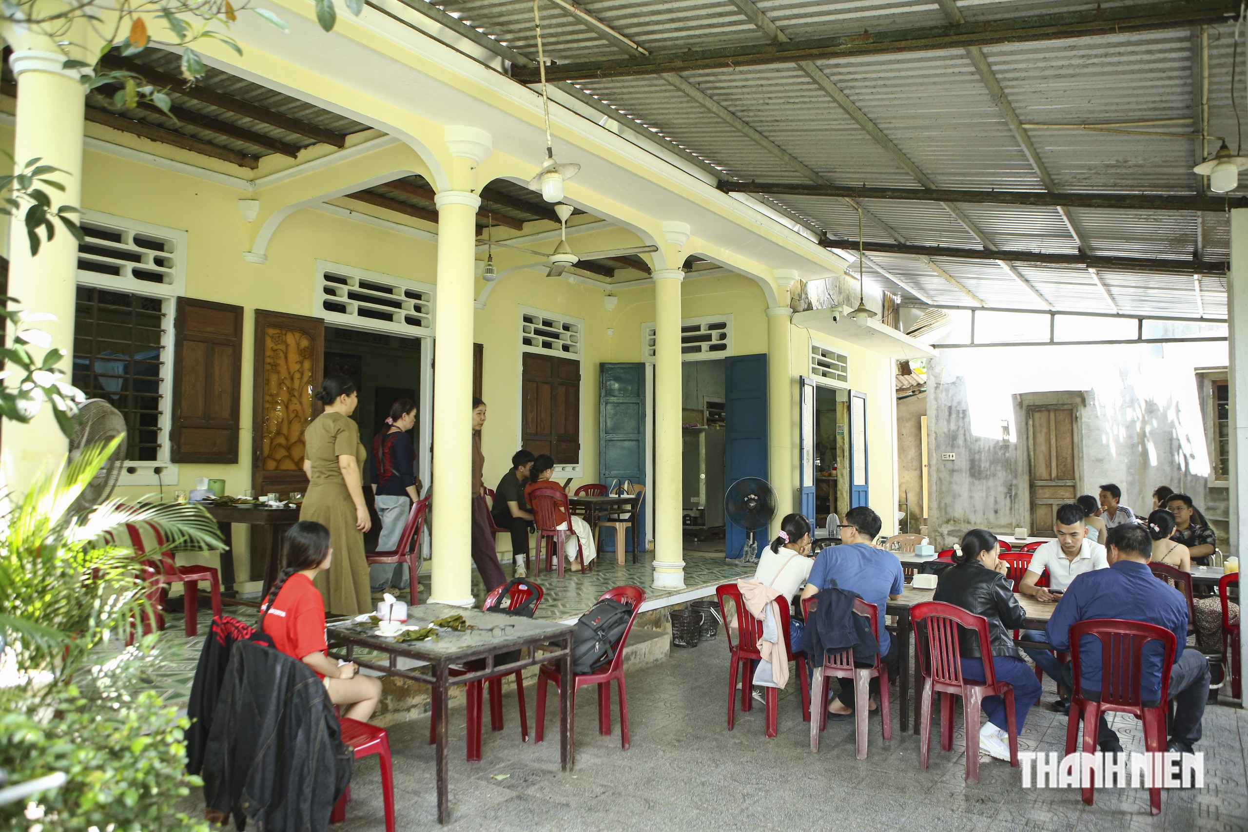 Quán bánh Huế 50 năm, có hôm phải treo biển dừng phục vụ vì quá đông- Ảnh 3.